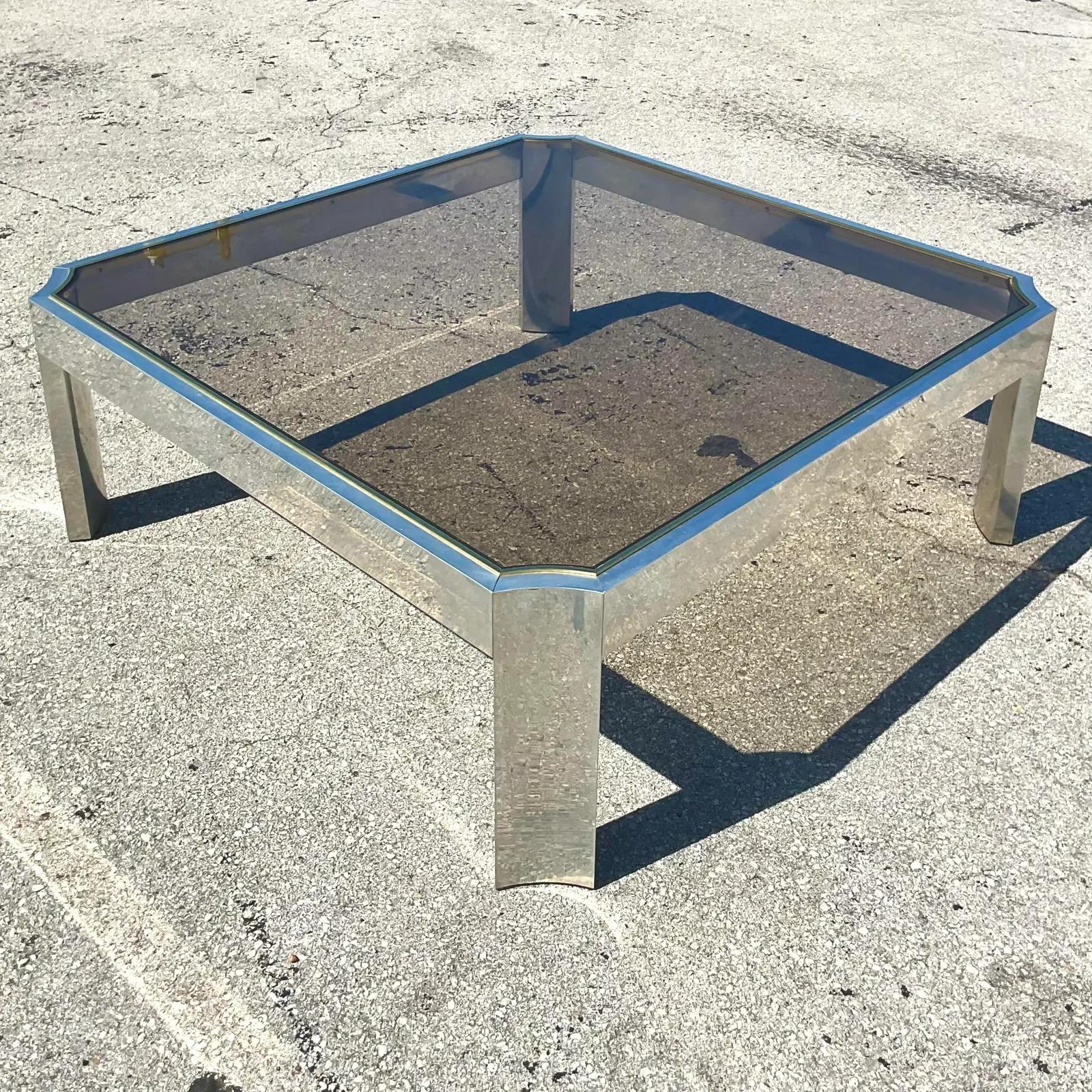 Nord-américain Table basse contemporaine vintage en chrome brossé et laiton à motifs cloutés en vente