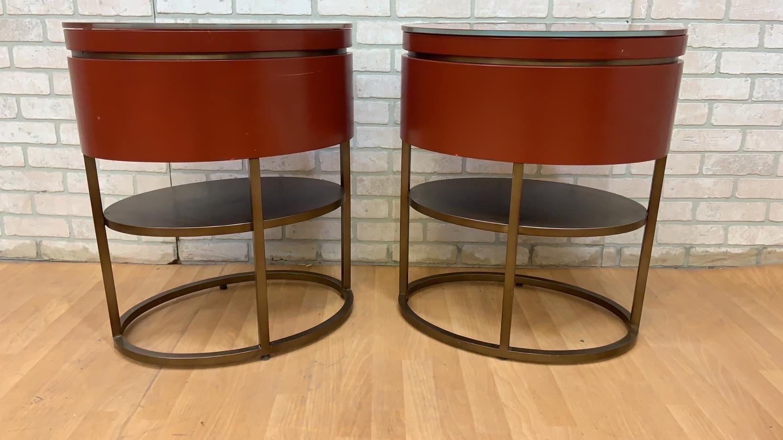 Vintage Contemporary Custom Designed Oval Beistelltisch/Night-Stands - Paar 

Vintage Custom Designer Contemporary Oval Deep Red Lacquered Wood with Brushed Brass Stand & Tinted Glass 2 Tier, Single Drawer Side-Tables. Wir haben sie vom James Hotel