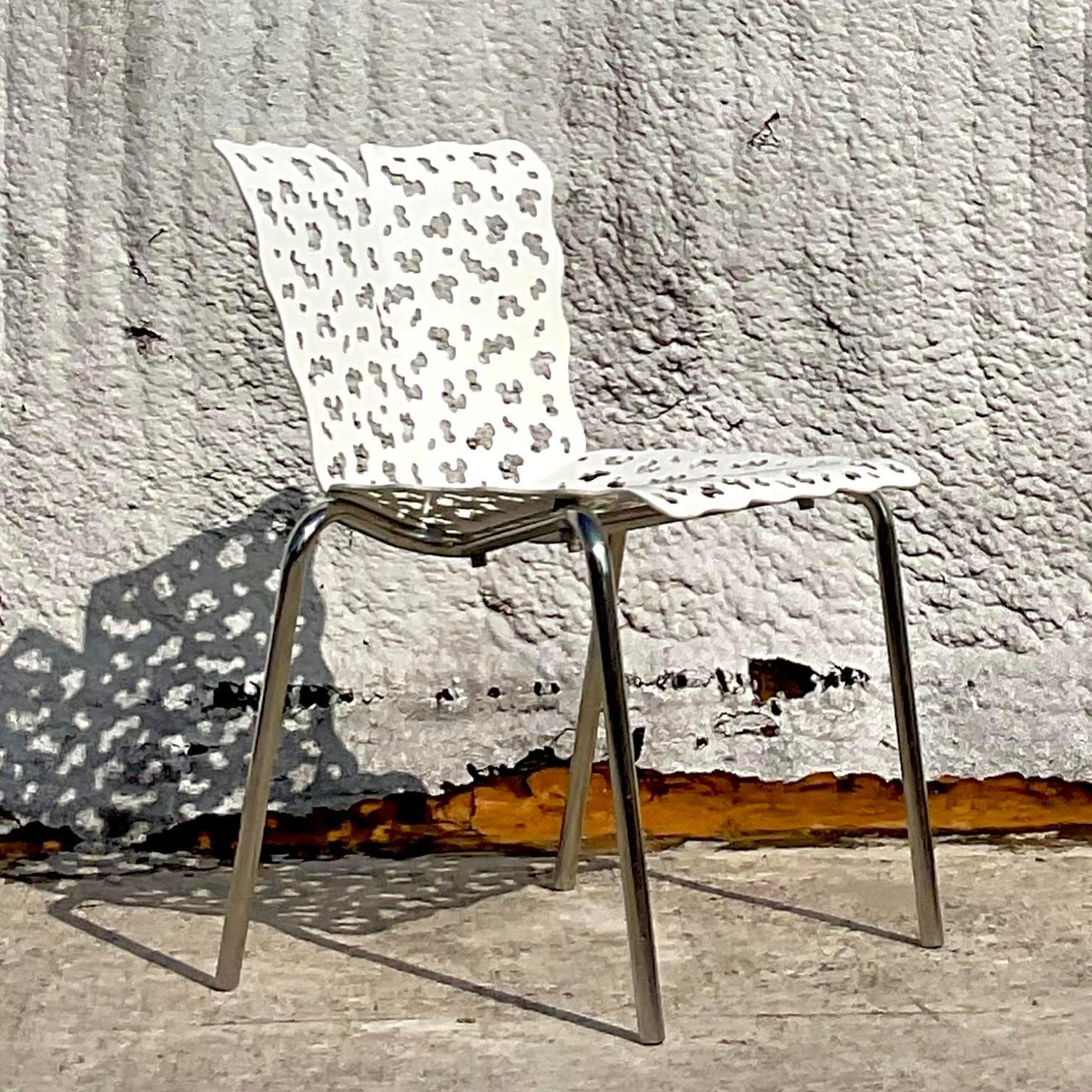 Cette chaise vintage contemporaine à découpe, inspirée par Richard Schultz, présente un design épuré et moderne avec un motif de découpe unique. Un complément élégant à tout espace contemporain.