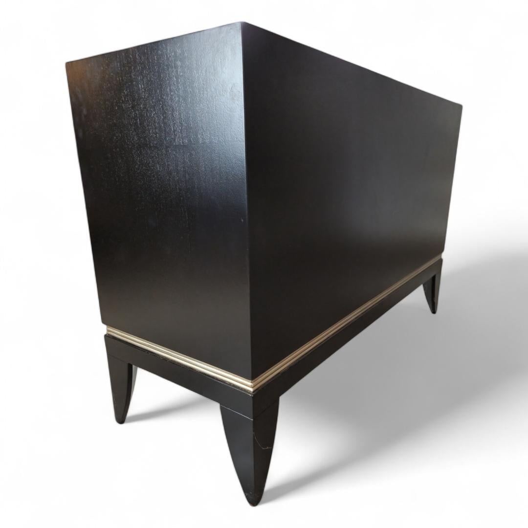 Credenza Contemporánea Vintage de Estilo Deco en Madera Ebonizada con 2 Puertas con Espejo de Artma siglo XX en venta