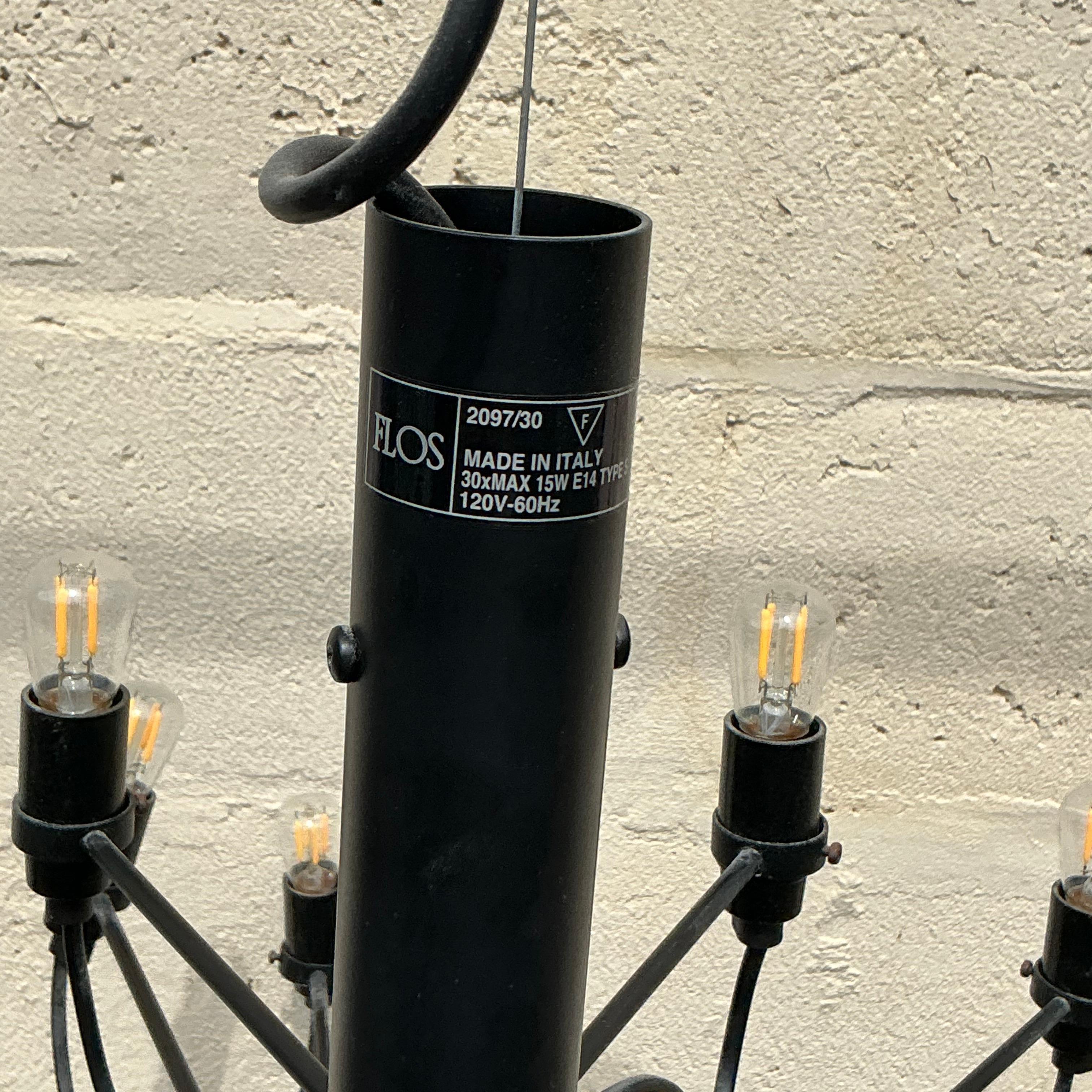 Eleva il tuo spazio con l'elegante raffinatezza di questo lampadario Vintage Contemporary di Flos. Progettato dal rinomato marchio italiano di illuminazione Flos, questo lampadario unisce il minimalismo moderno a un'eleganza senza tempo. Le sue