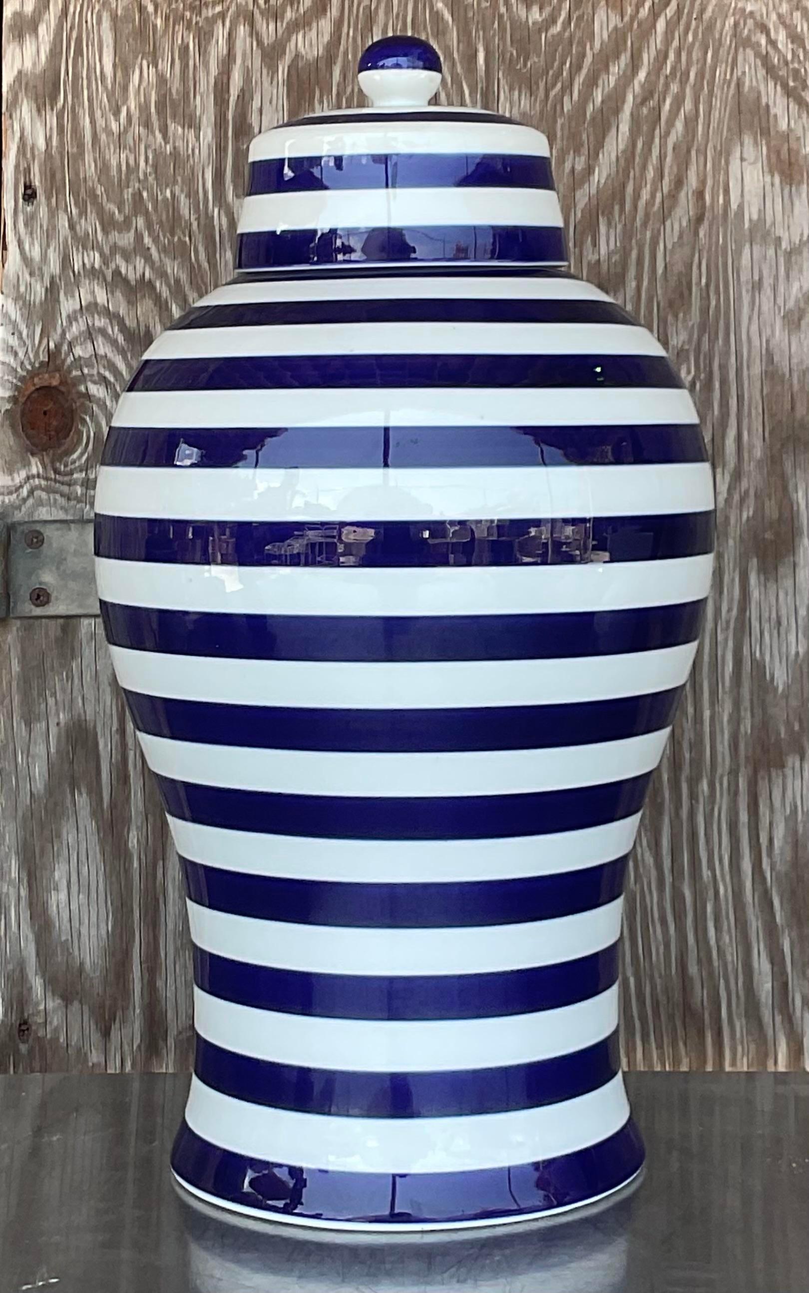 20ième siècle Vintage Contemporary Glazed Ceramic Striped Ginger Jar (Pot à gingembre rayé en céramique émaillée) en vente
