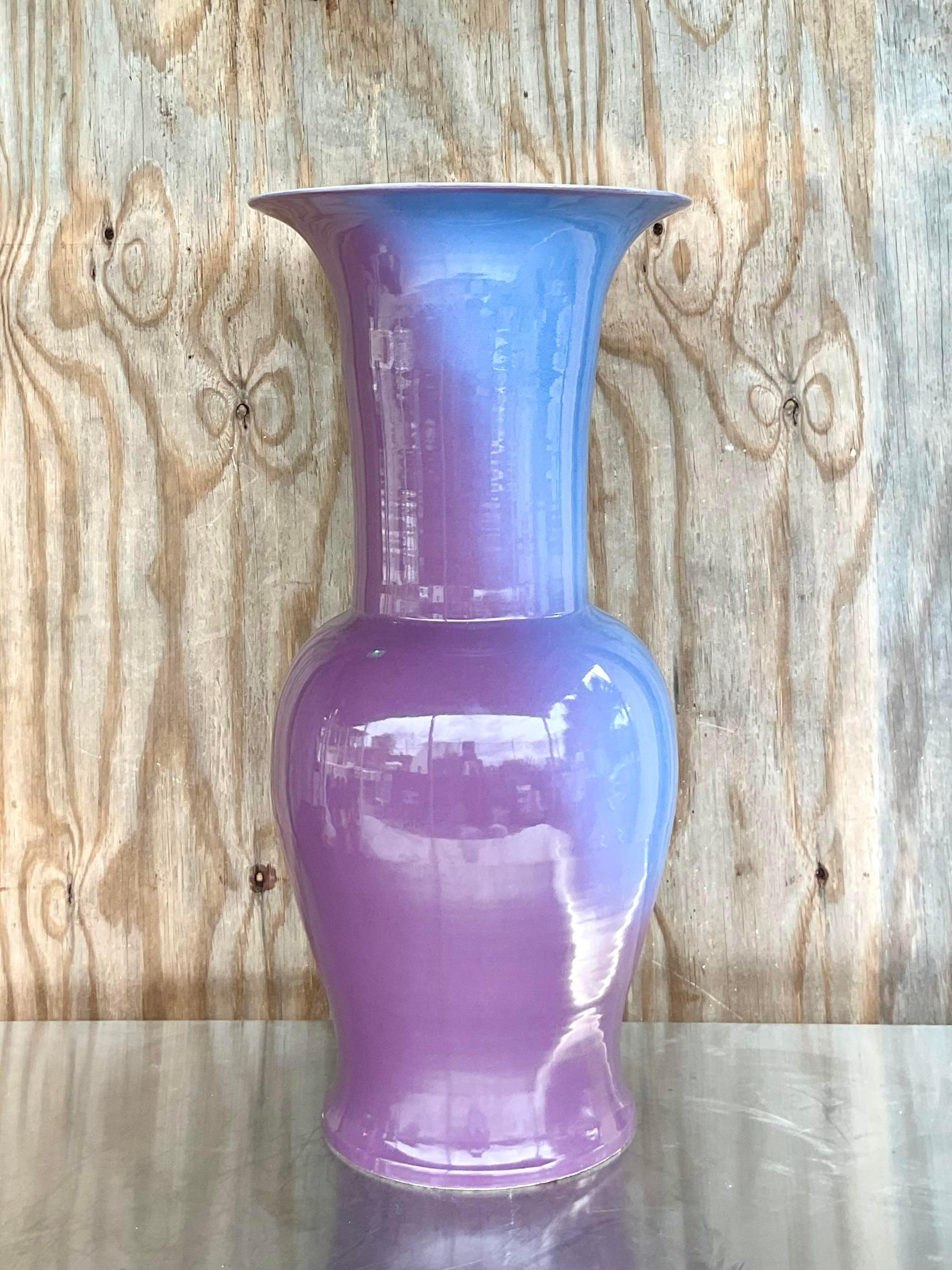 Vintage Contemporary Ombre Vase aus glasierter Keramik (Moderne der Mitte des Jahrhunderts) im Angebot