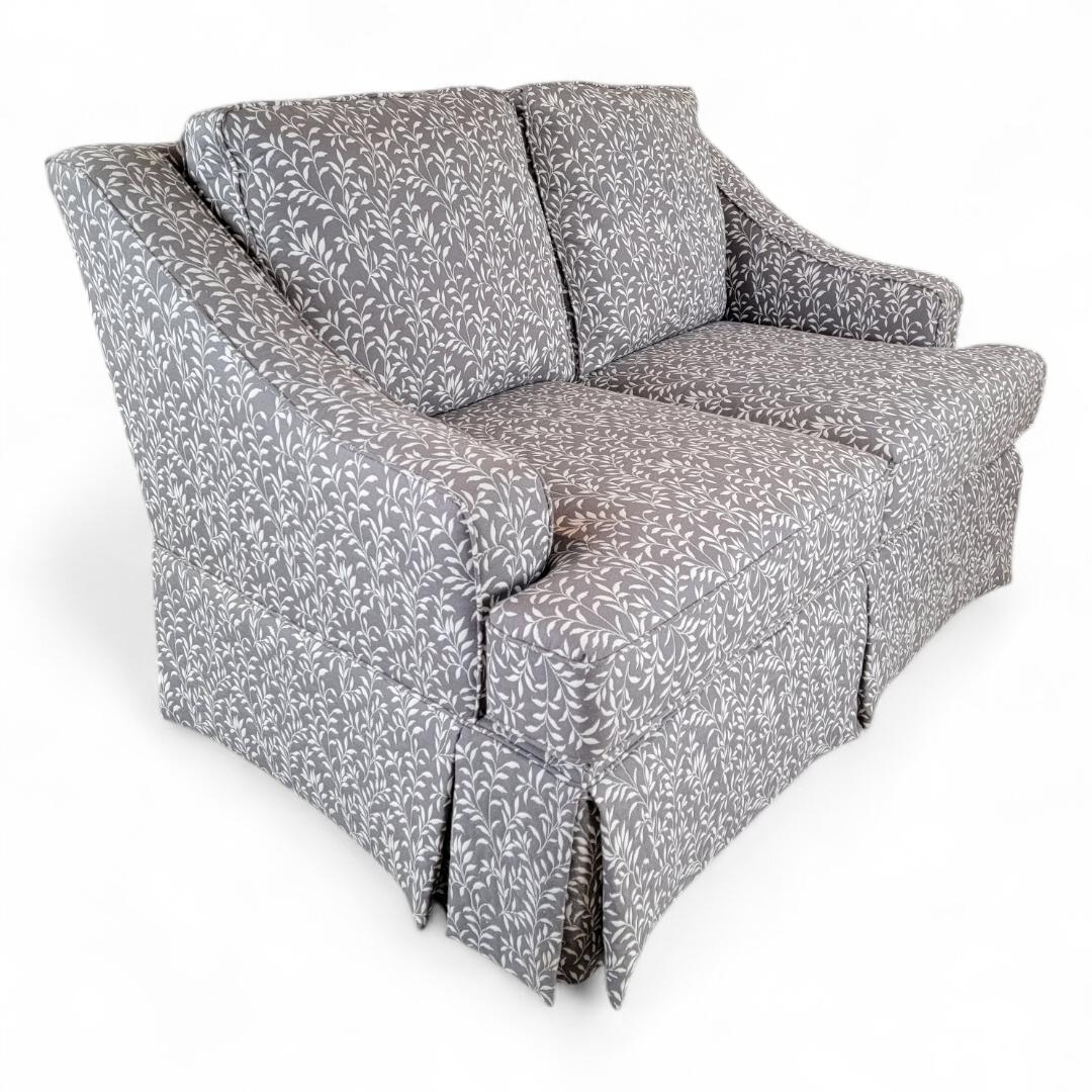 Vintage Contemporary Gray Leaf Print Fabric Loveseat (Moderne) im Angebot