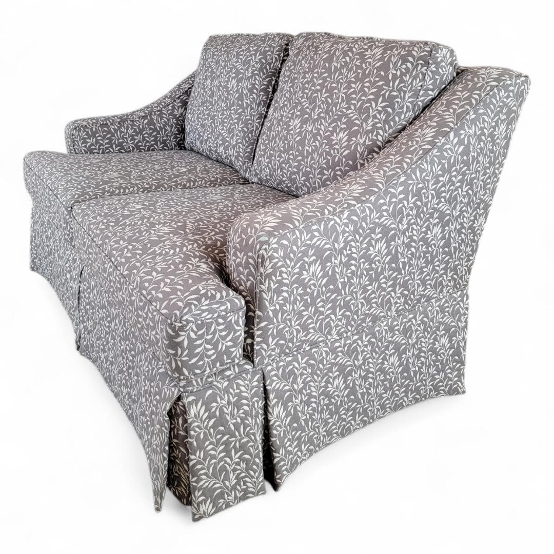 Vintage Contemporary Gray Leaf Print Fabric Loveseat (Unbekannt) im Angebot