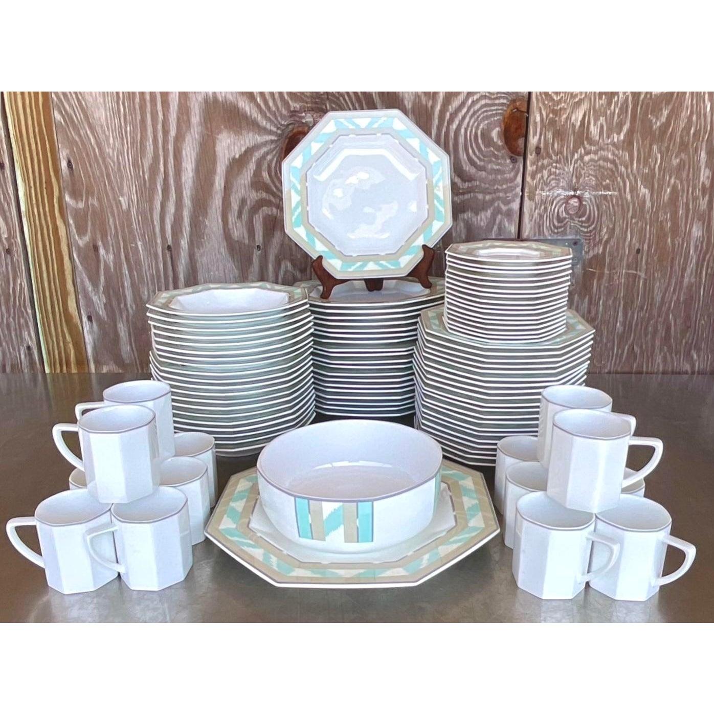 Eleva la tua esperienza culinaria con questo splendido servizio di porcellane Jack Lenor Larsen for Mikasa, una collezione rara ed elegante della Collection'S Nova. Caratterizzato da un accattivante design ottagonale, questo set vanta un'estetica