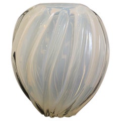 Vase blanc opalescent vintage contemporain Larry Laslo pour Mikasa