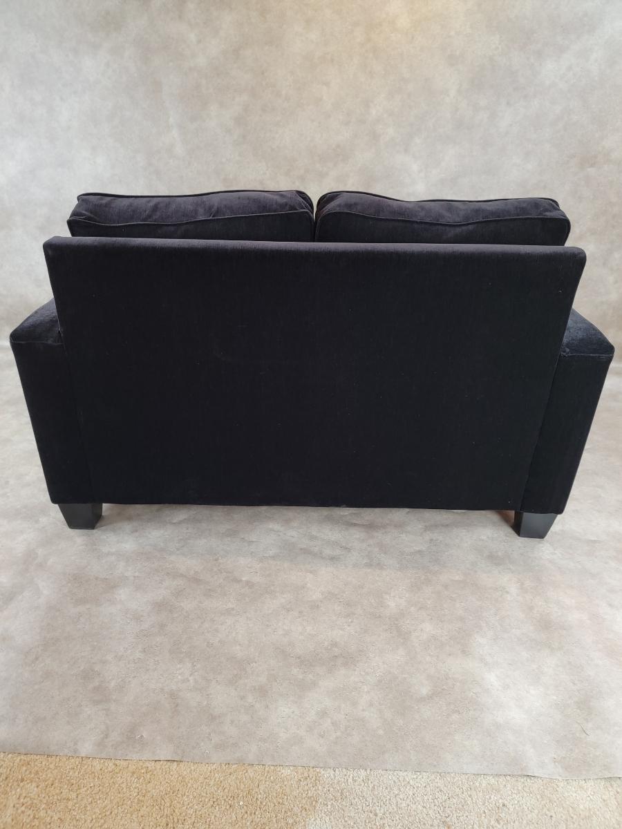 Inconnu Vintage Contemporary Post Modern Loveseat en velours noir en vente