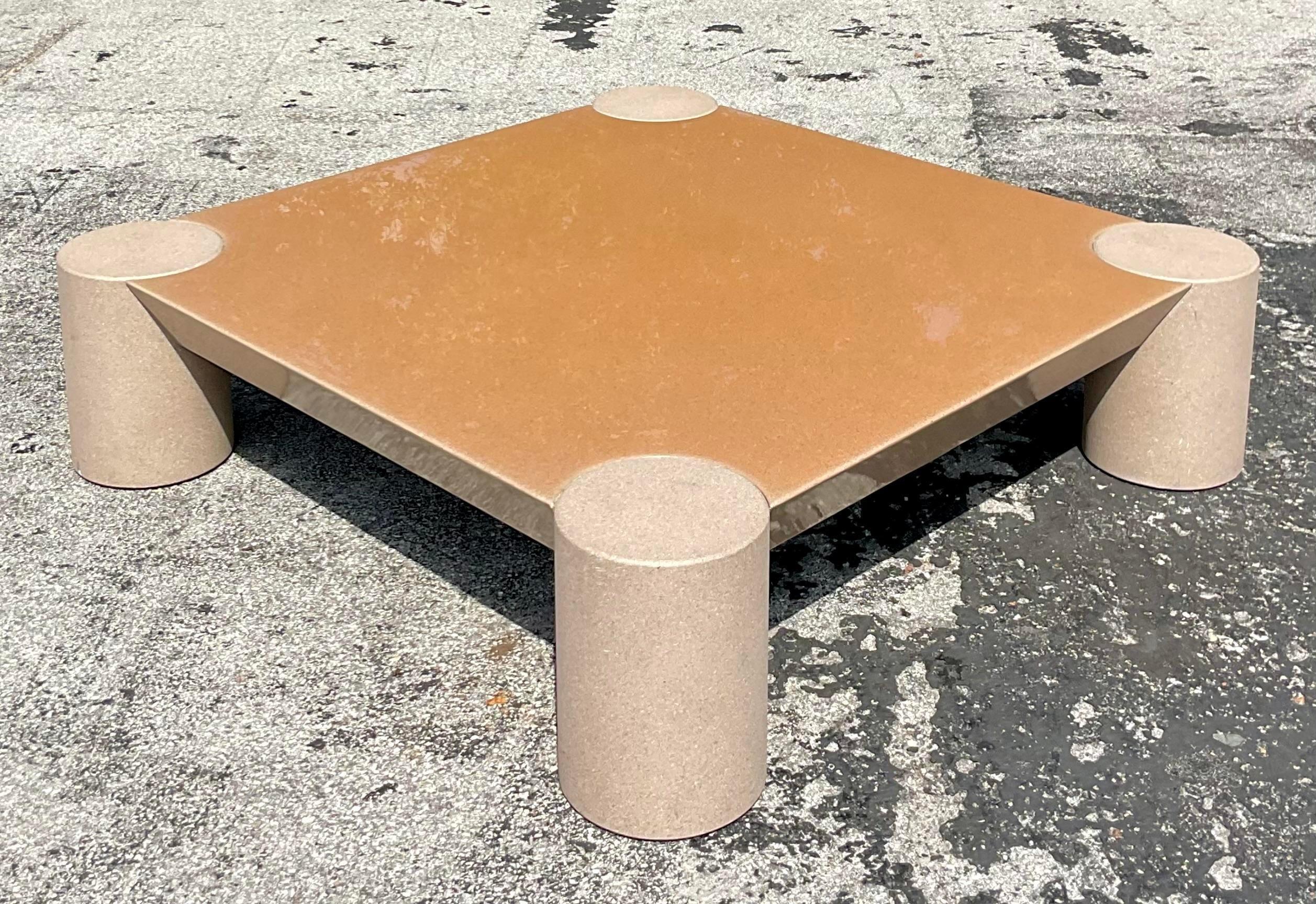 Aggiungi un tocco di modernità al tuo salotto con il tavolino Vintage Contemporary in resina epossidica. Questo pezzo in stile americano è caratterizzato da un'elegante superficie in resina epossidica, che fonde il fascino vintage con il design
