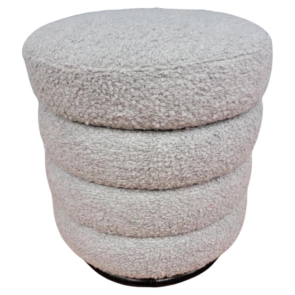 Vintage Contemporary Ridged Stool Newly Reupholstered in a Gray Boucle (Tabouret strié vintage contemporain)