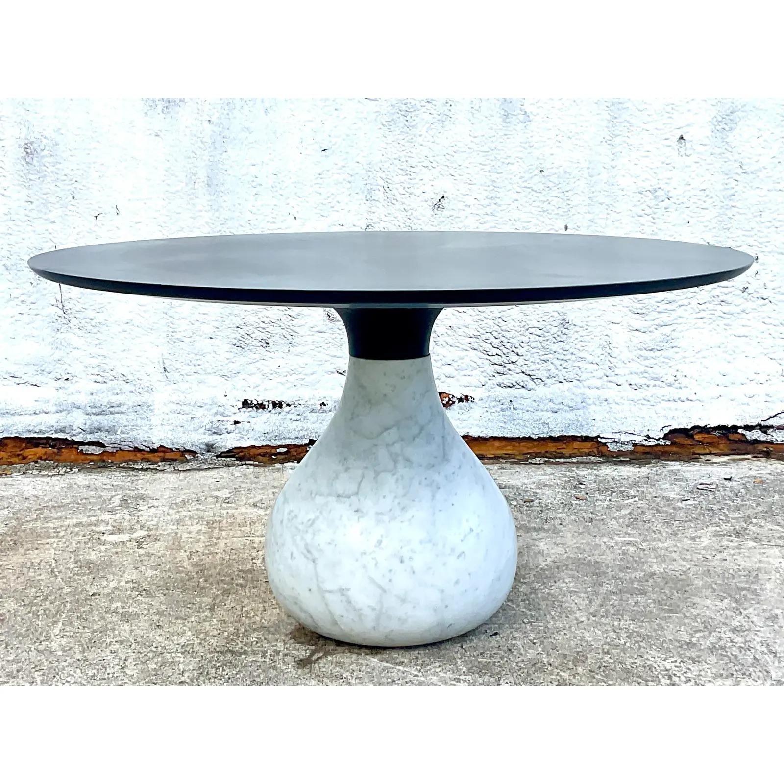Une incroyable table à manger Vintage Contemporary. Fabriqué par le groupe emblématique Roche Bobois. Magnifique base en marbre Carrera mat en forme de goutte d'eau. Marqué sur le fond. Acquis d'une propriété de Palm Beach.