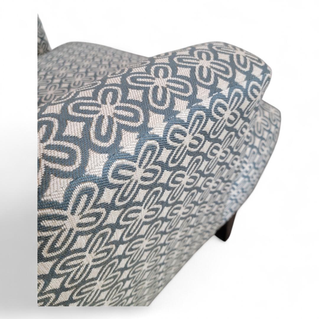 Vintage Contemporary Club Chairs, Paar in Retro-Blau und Creme im Angebot 1