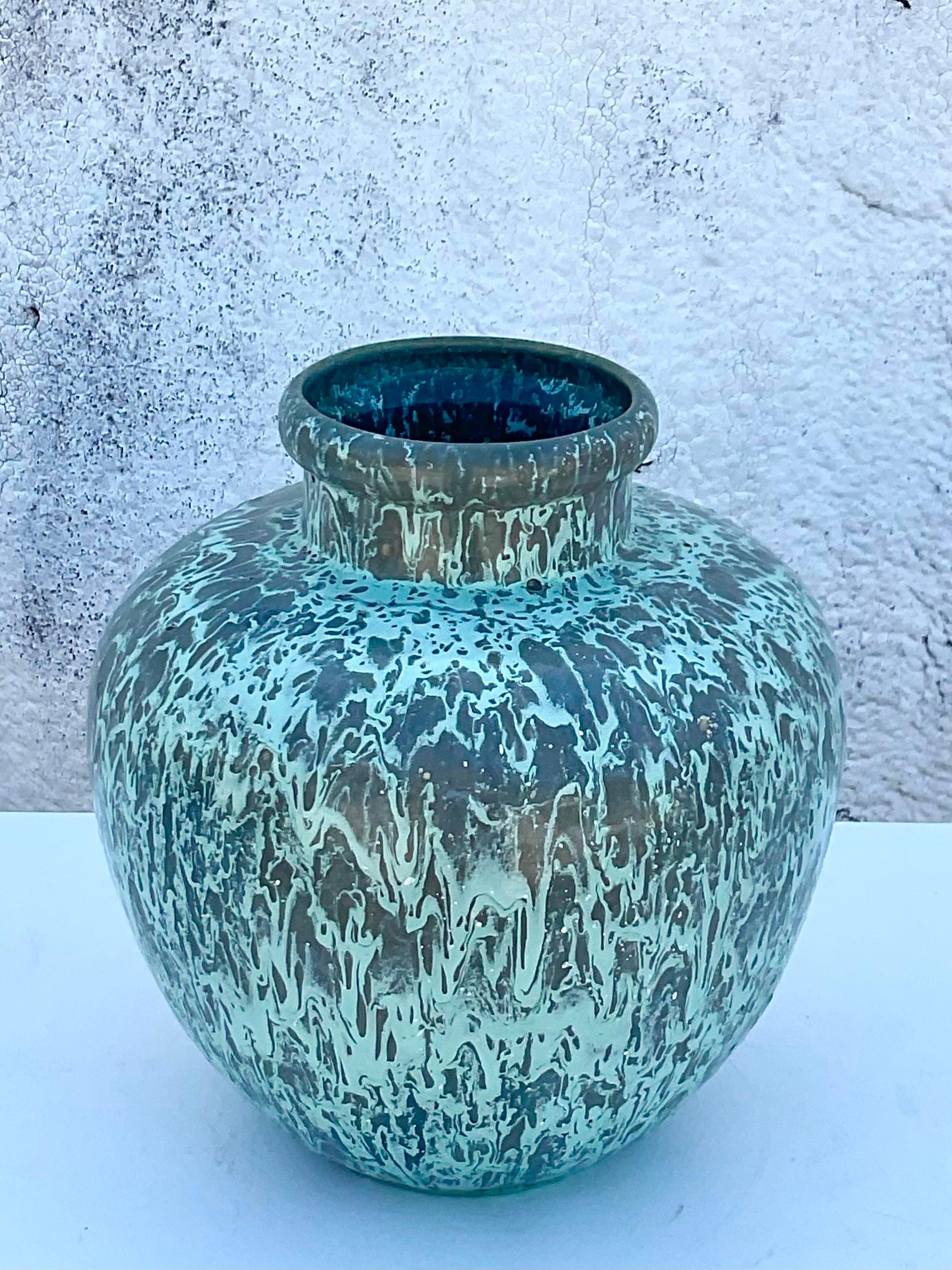 Fantastische handbemalte Splatter-Urne. Schöner Glanz in blassgrün und grau. Teil einer Urnensammlung, die auch auf meiner Chairish-Seite erhältlich ist. Erworben aus einem Nachlass in Palm Beach.