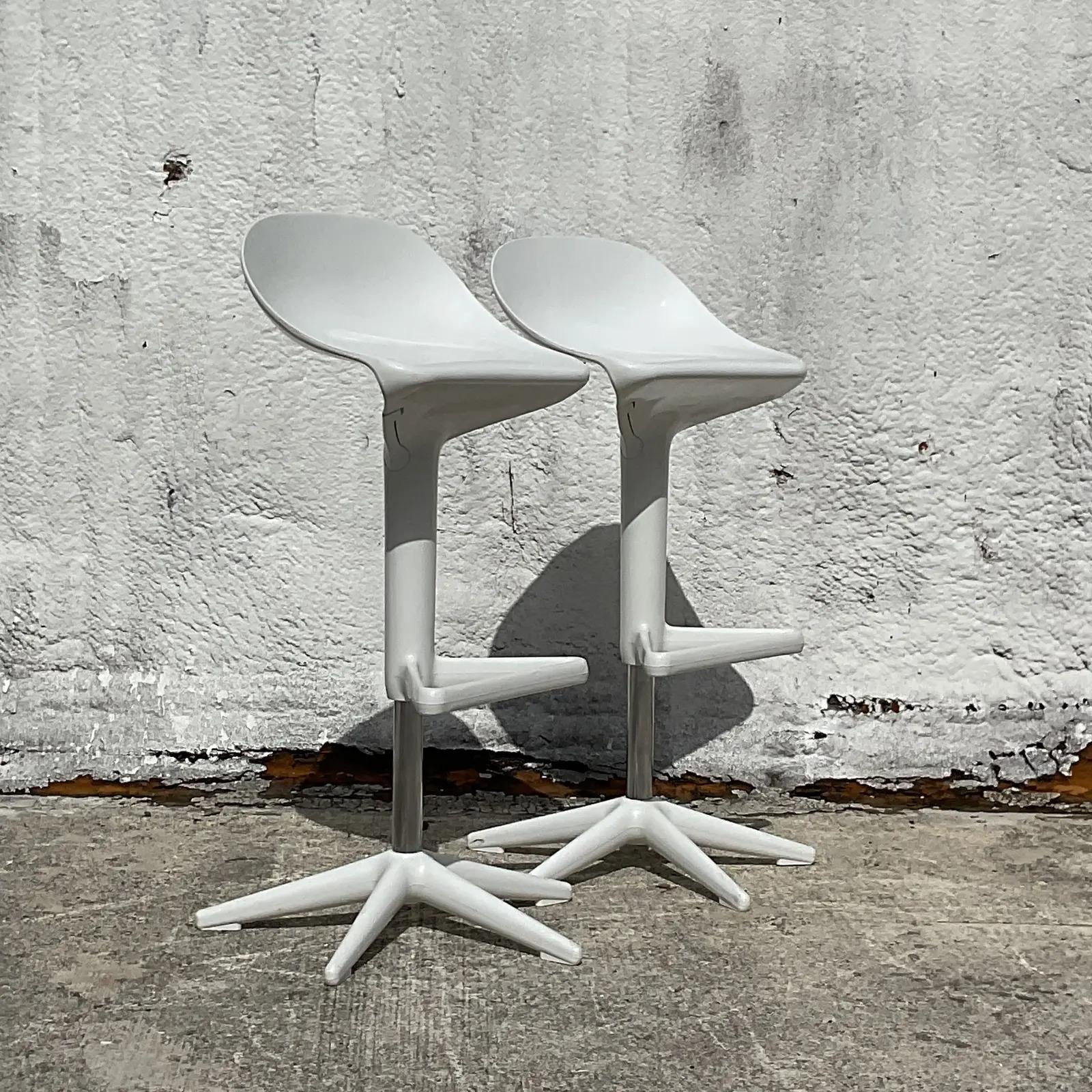 Fantastic pair of vintage Contemporary bar stools. Adjustable seat height from 22 to 30. Beautiful floors white with chrome hardware. Marked on the bottom. Acquired from a Palm Beach estate.

Measures: Seat height - 22 to 30
Height - 30 to 38.