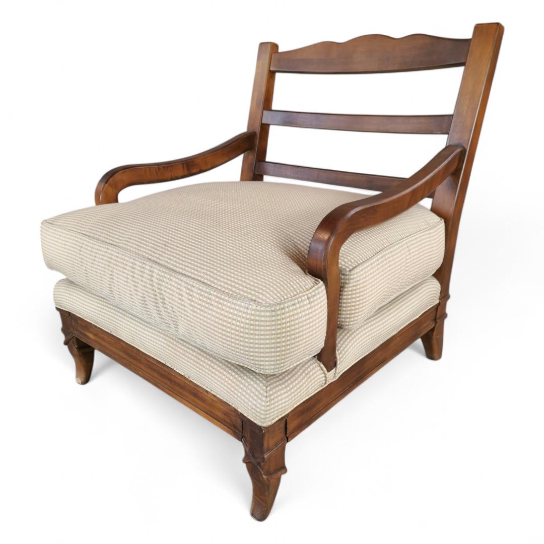 Vintage Contemporáneo Sillón de brazos tapizado en crema con marco de madera en Bueno estado para la venta en Chicago, IL