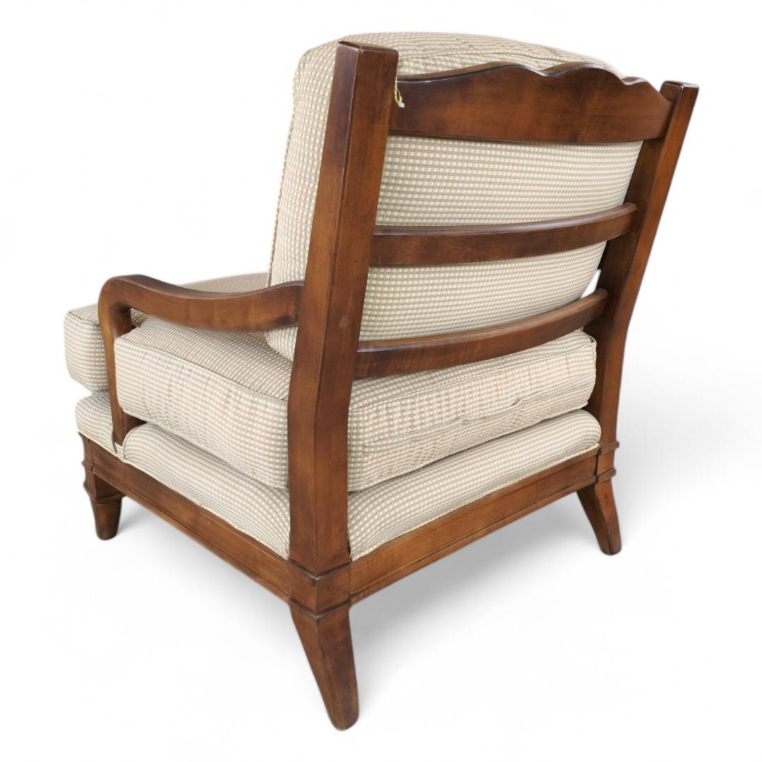 Vintage Contemporáneo Sillón de brazos tapizado en crema con marco de madera siglo XX en venta