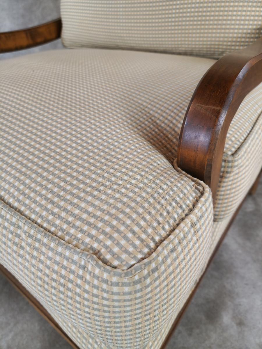 Vintage Contemporáneo Sillón de brazos tapizado en crema con marco de madera Tapicería en venta