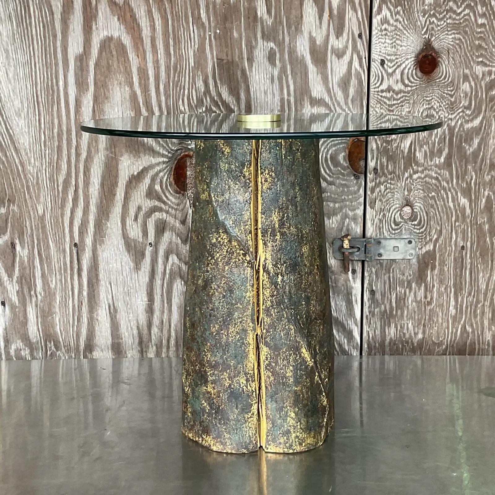 Une fantastique table d'appoint vintage Contemporary. Un chic tronc d'arbre patiné avec une fente noueuse au milieu. Plateau en verre avec un grand bouton en laiton qui visse le verre en place. Le chic dans sa simplicité. Acquis d'une propriété de