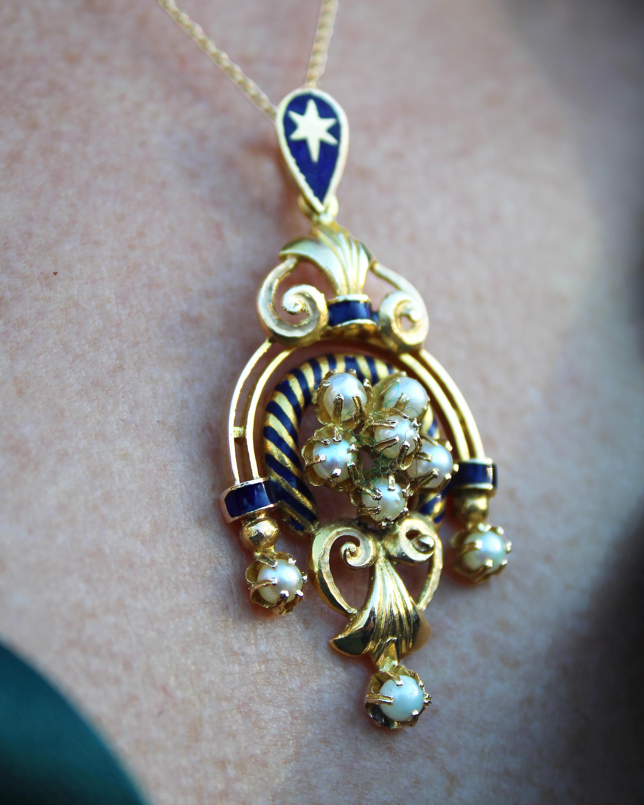 Baroque Pendentif lavallière continental vintage en or 14 carats émaillé avec perles naturelles en vente