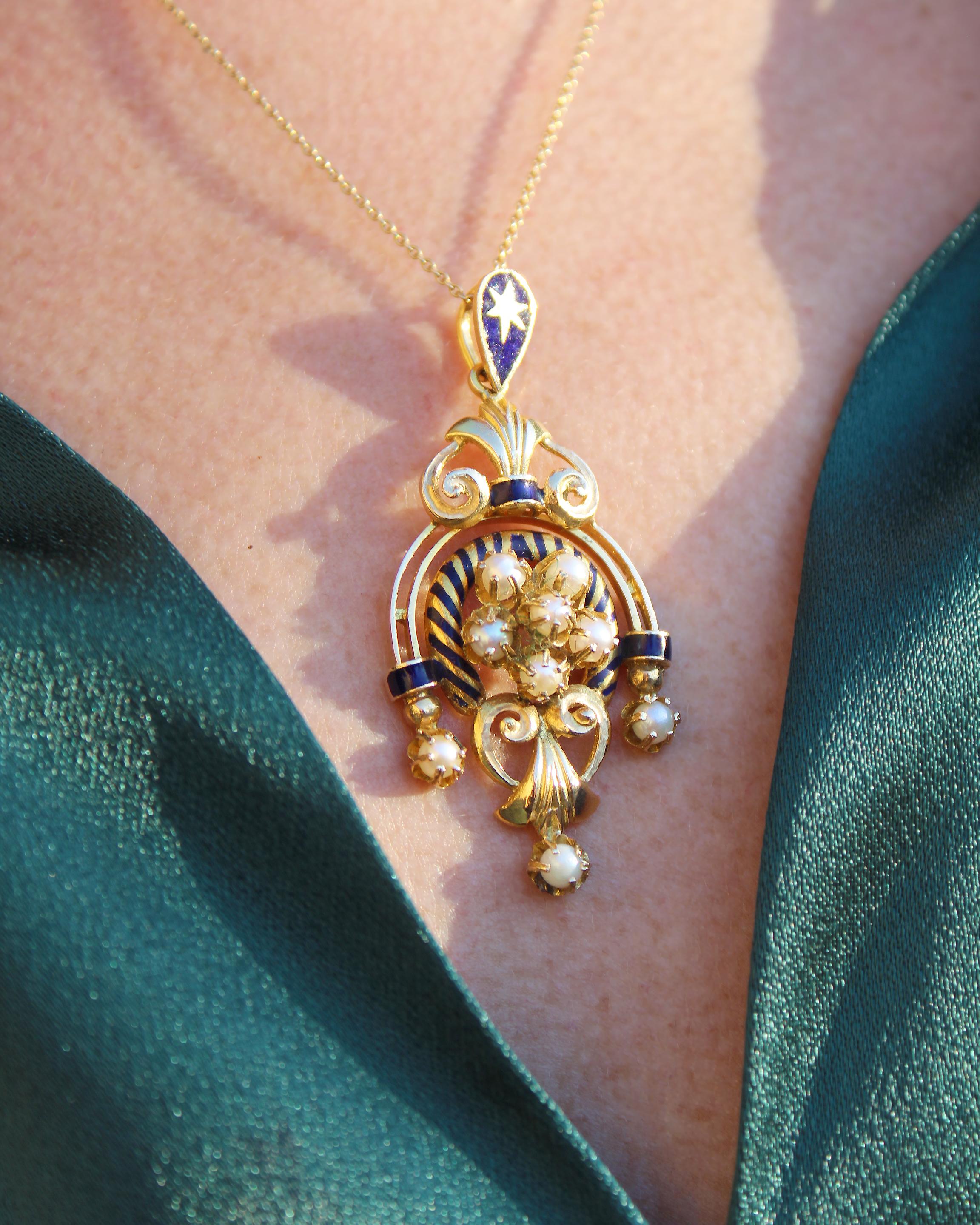 Non taillé Pendentif lavallière continental vintage en or 14 carats émaillé avec perles naturelles en vente