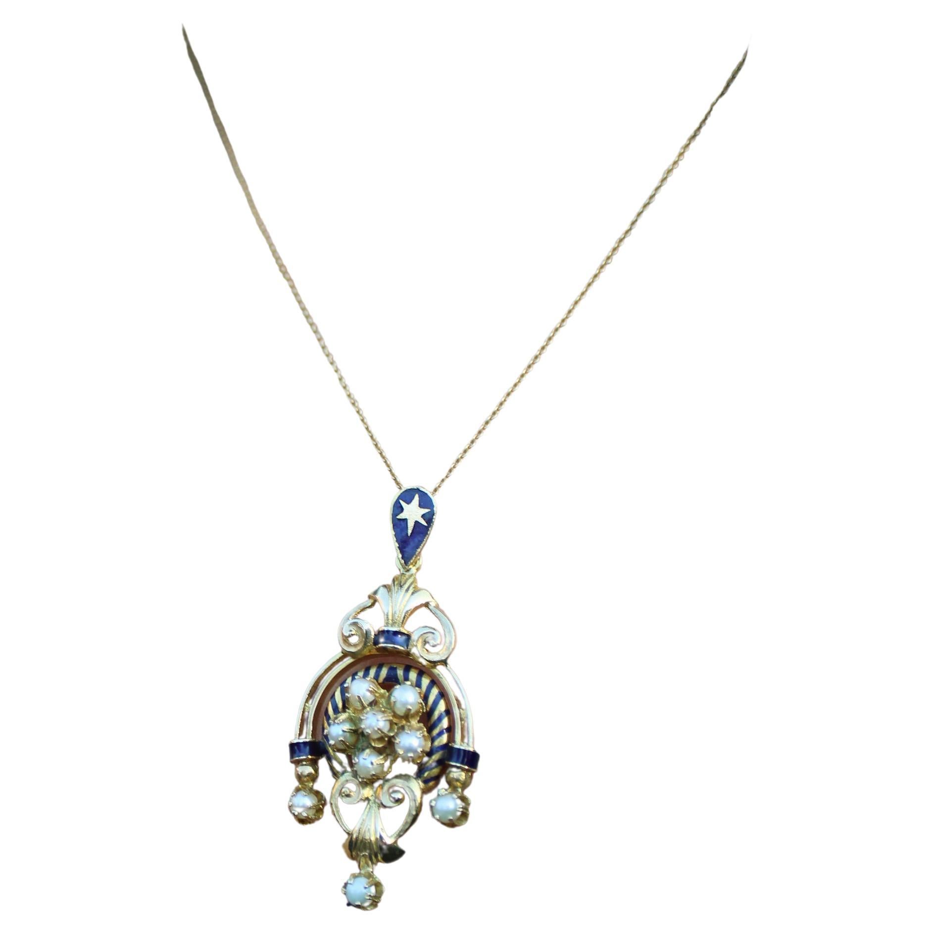 Pendentif lavallière continental vintage en or 14 carats émaillé avec perles naturelles en vente