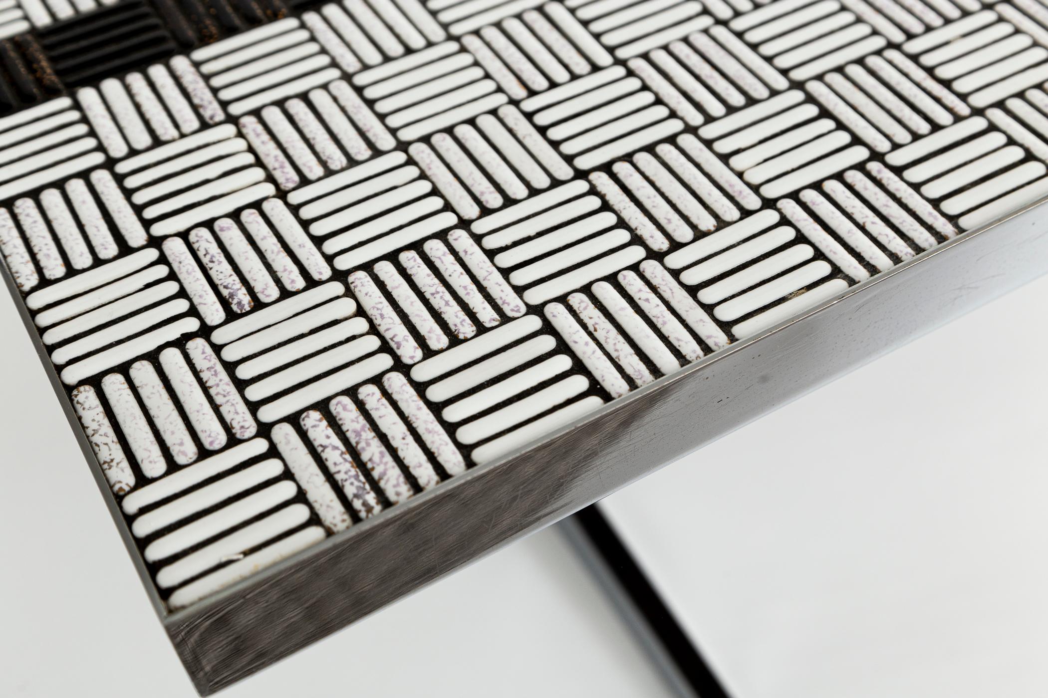 Mid Century Deutsch Mosaik Nickel niedrigen Tisch im Zustand „Gut“ im Angebot in Westport, CT