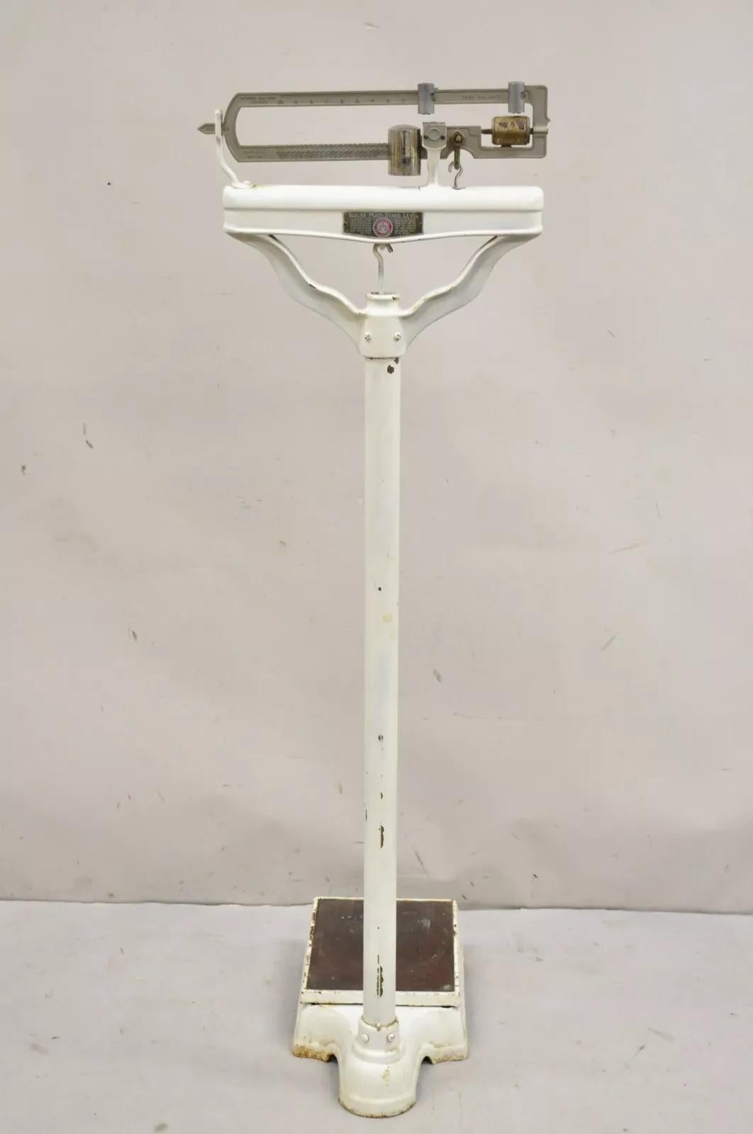 Vintage Continental Scale Cast Iron Art Deco 300 lb Doctors Platform Floor Scale. Circa Mitte des 20. Jahrhunderts. Abmessungen: 60