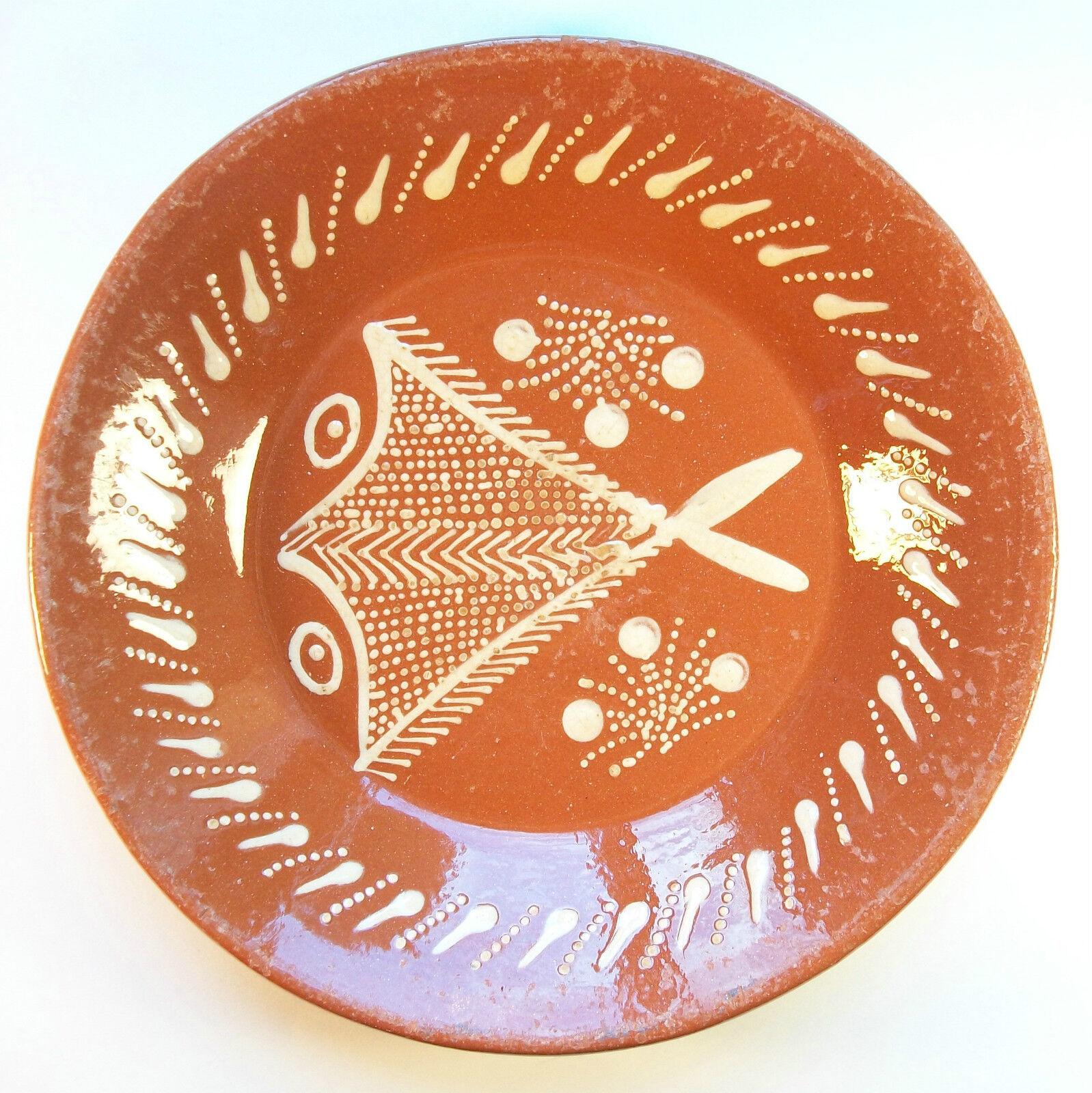 Vernissé Vieux plat décoré en terre cuite continentale, signé, 20ème siècle en vente