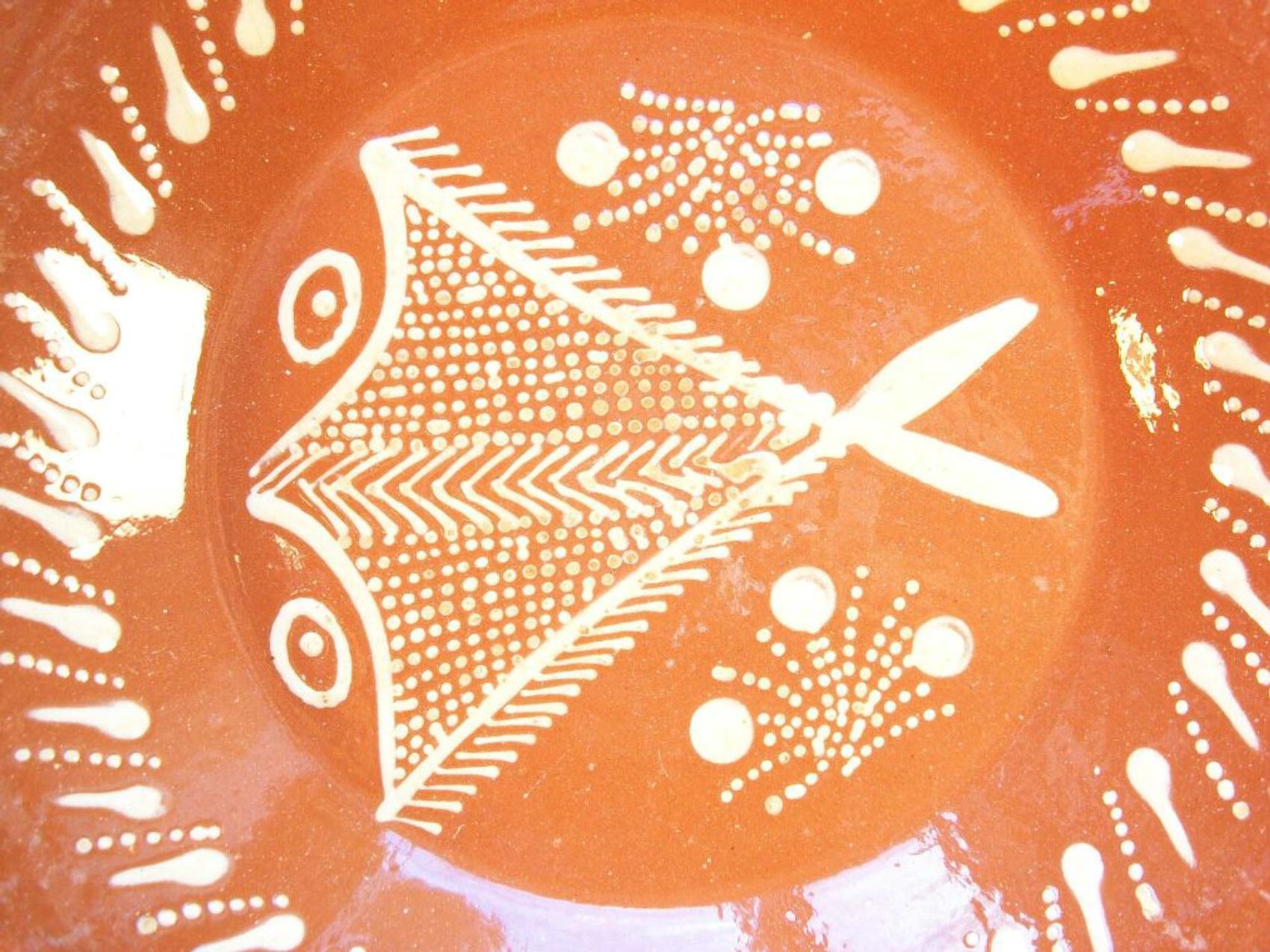 Vieux plat décoré en terre cuite continentale, signé, 20ème siècle Bon état - En vente à Chatham, ON