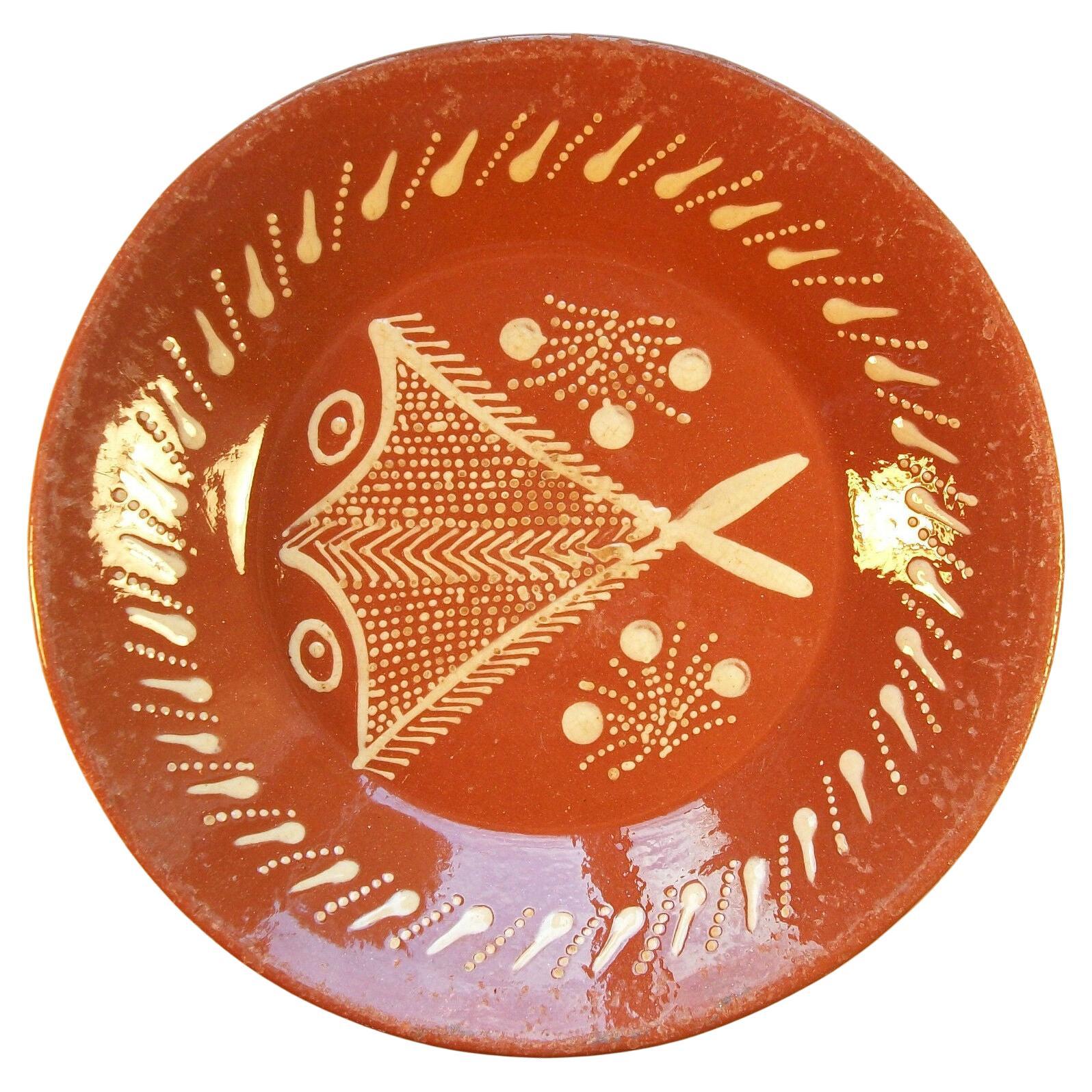 Vieux plat décoré en terre cuite continentale, signé, 20ème siècle en vente