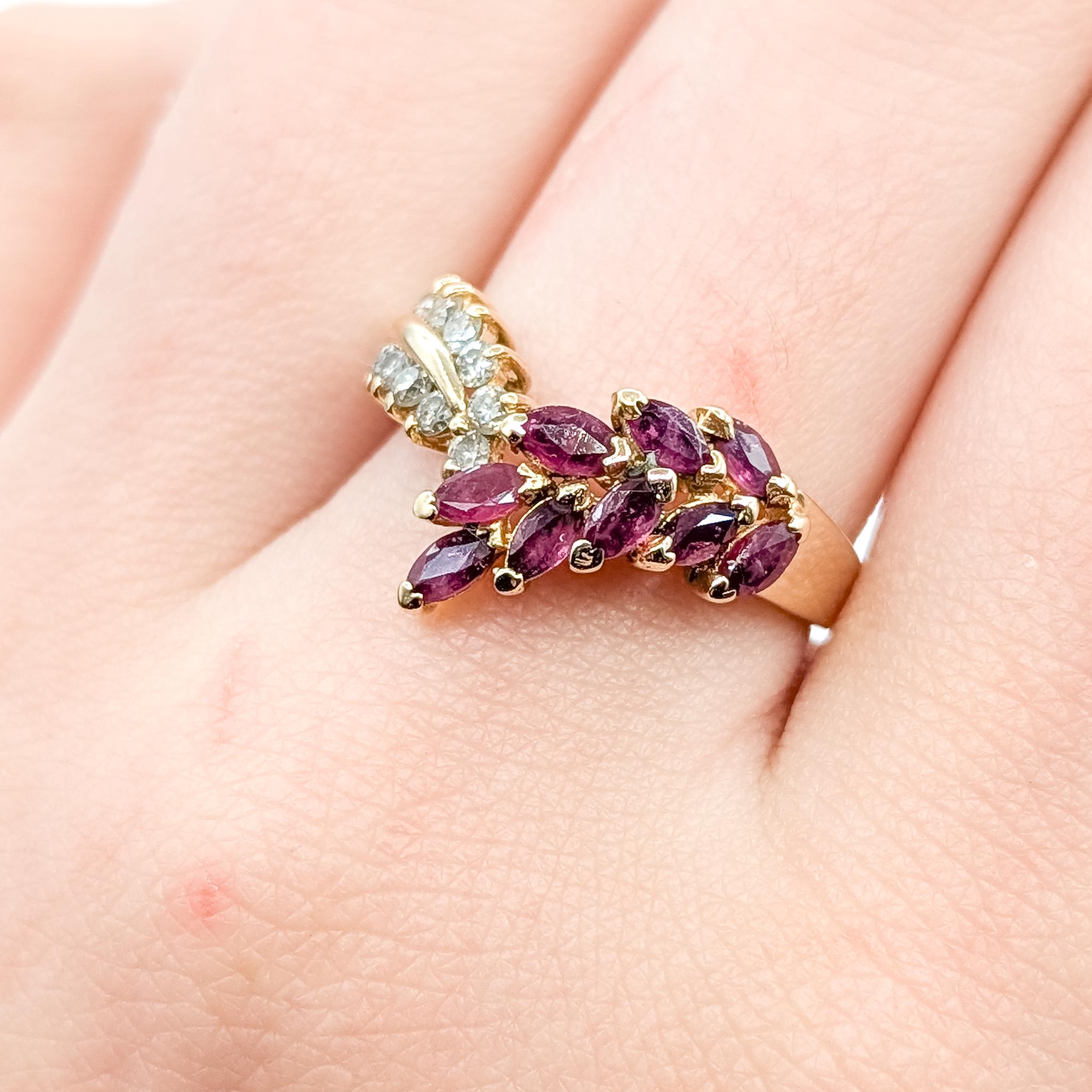 Taille Marquise Vintage Contour Ruby & Diamond Ring in 14k en vente