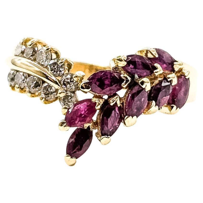 Vintage Contour Ruby 
Diamond Ring in 14k en vente