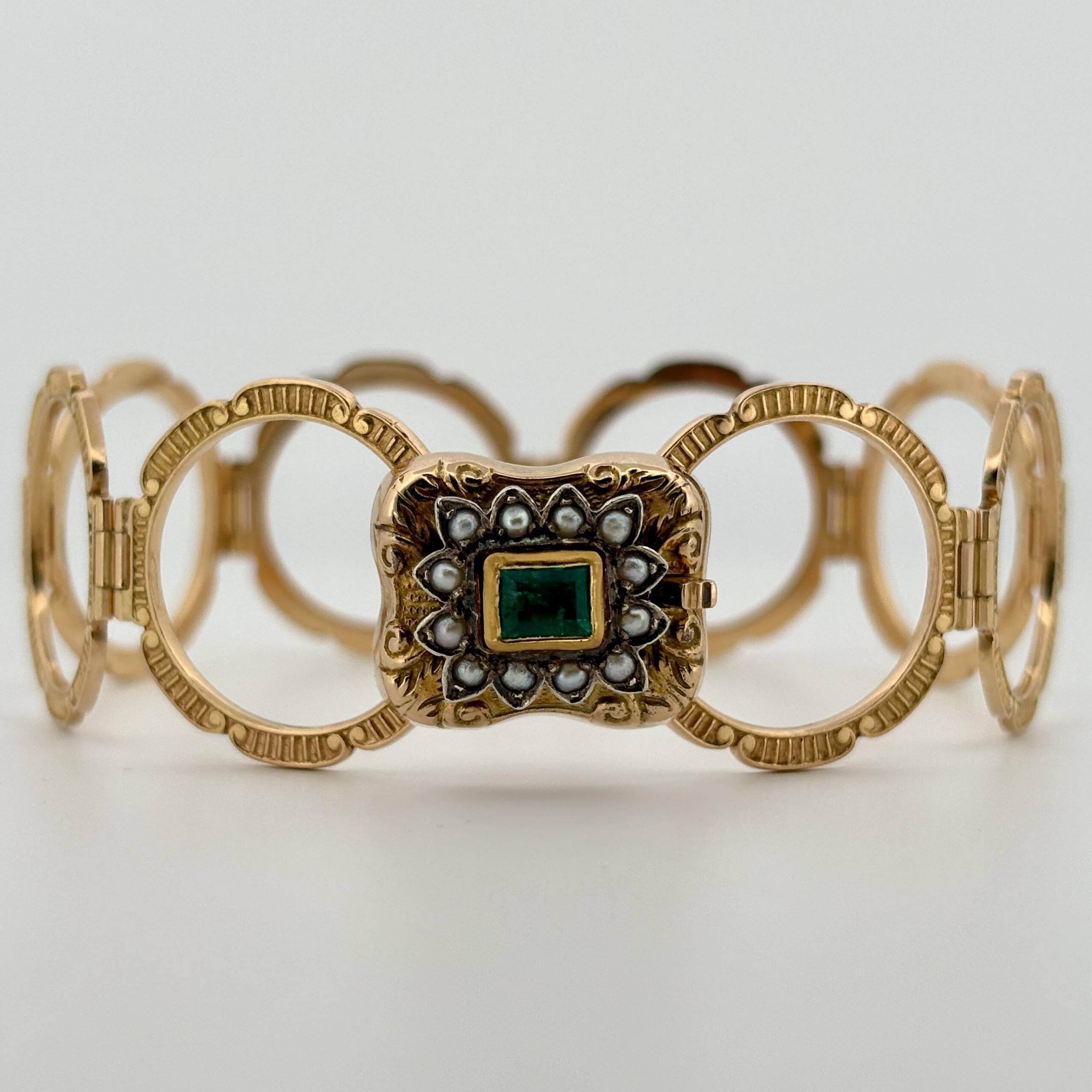 Vintage Convertible Emerald & Pearl Ring/Bracelet - Or jaune 18K - Taille 6½ - 21.8g

Un rare bijou convertible du milieu du siècle qui se transforme d'une bague frappante en un bracelet élégant, mettant en valeur un savoir-faire et une ingéniosité