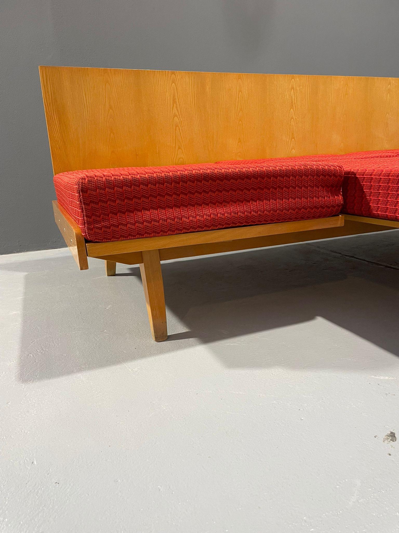 Dieses Vintage-Schlafsofa wurde in den 1960er Jahren von Tatra Nábytok, Pravenec, in der ehemaligen Tschechoslowakei hergestellt. Er ist ein klassisches Beispiel für tschechoslowakisches Design aus der Mitte des Jahrhunderts.

Das Sofa hat ein