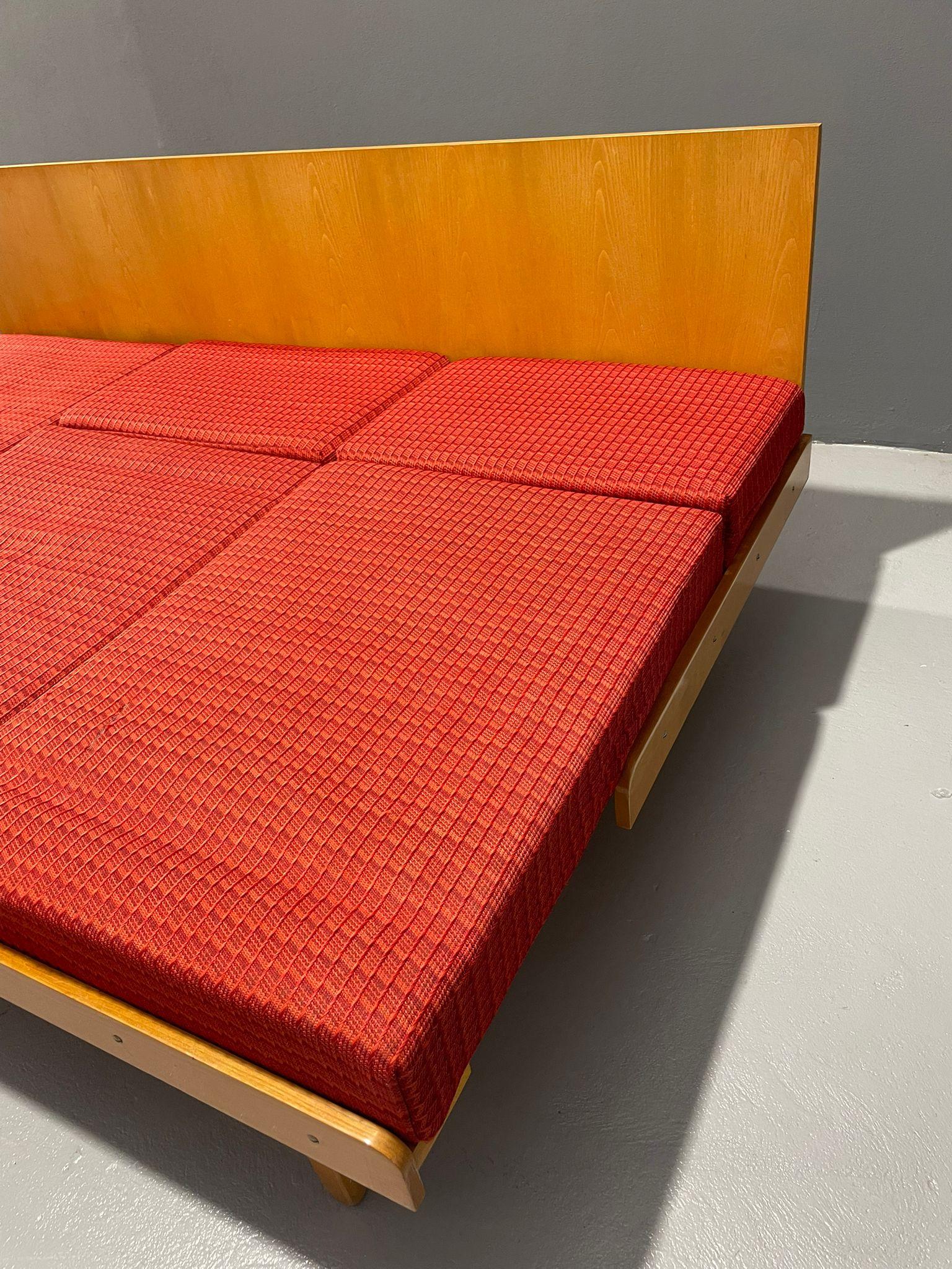 Vintage Convertible Sofa von Tatra Nábytok, 1960er Jahre (Moderne der Mitte des Jahrhunderts) im Angebot