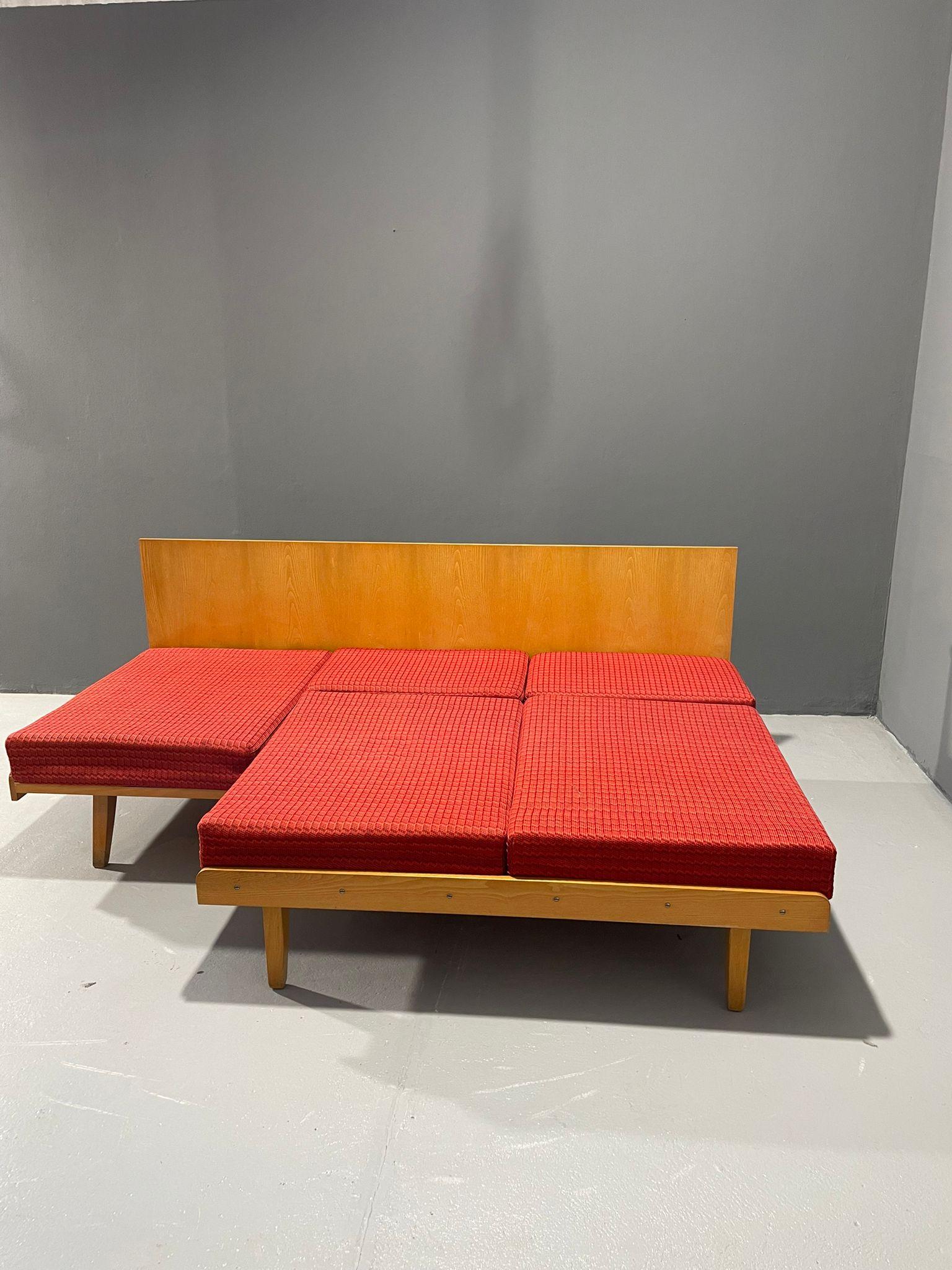 Vintage Convertible Sofa von Tatra Nábytok, 1960er Jahre im Zustand „Gut“ im Angebot in Prague 8, CZ