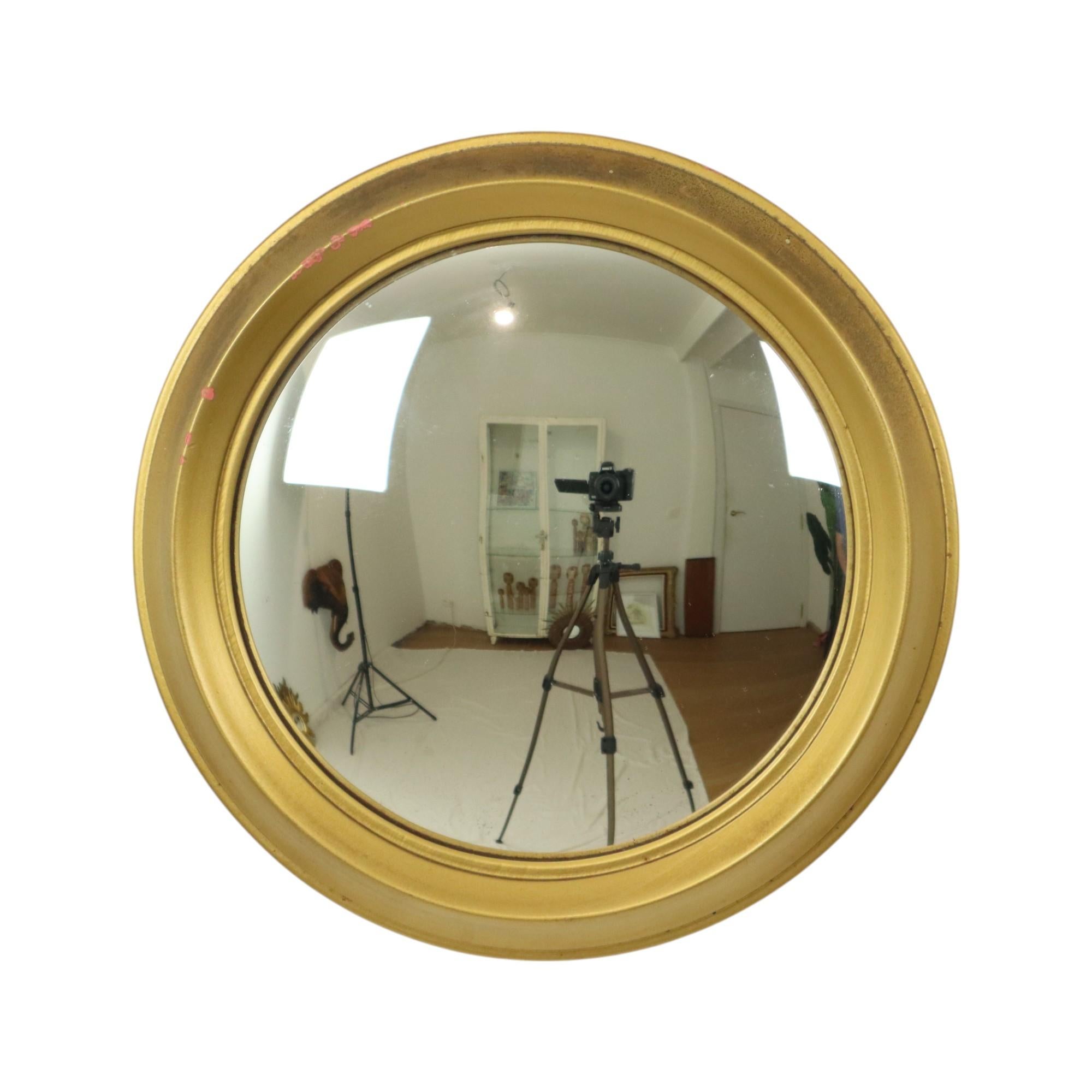 Piccolo specchio convesso in legno color oro, con vetro convesso, marcato sul retro Artilux modele deposé, Francia, circa 1960.

Questi specchi sono chiamati anche specchi da maggiordomo o specchi da strega, a causa del loro vetro a specchio