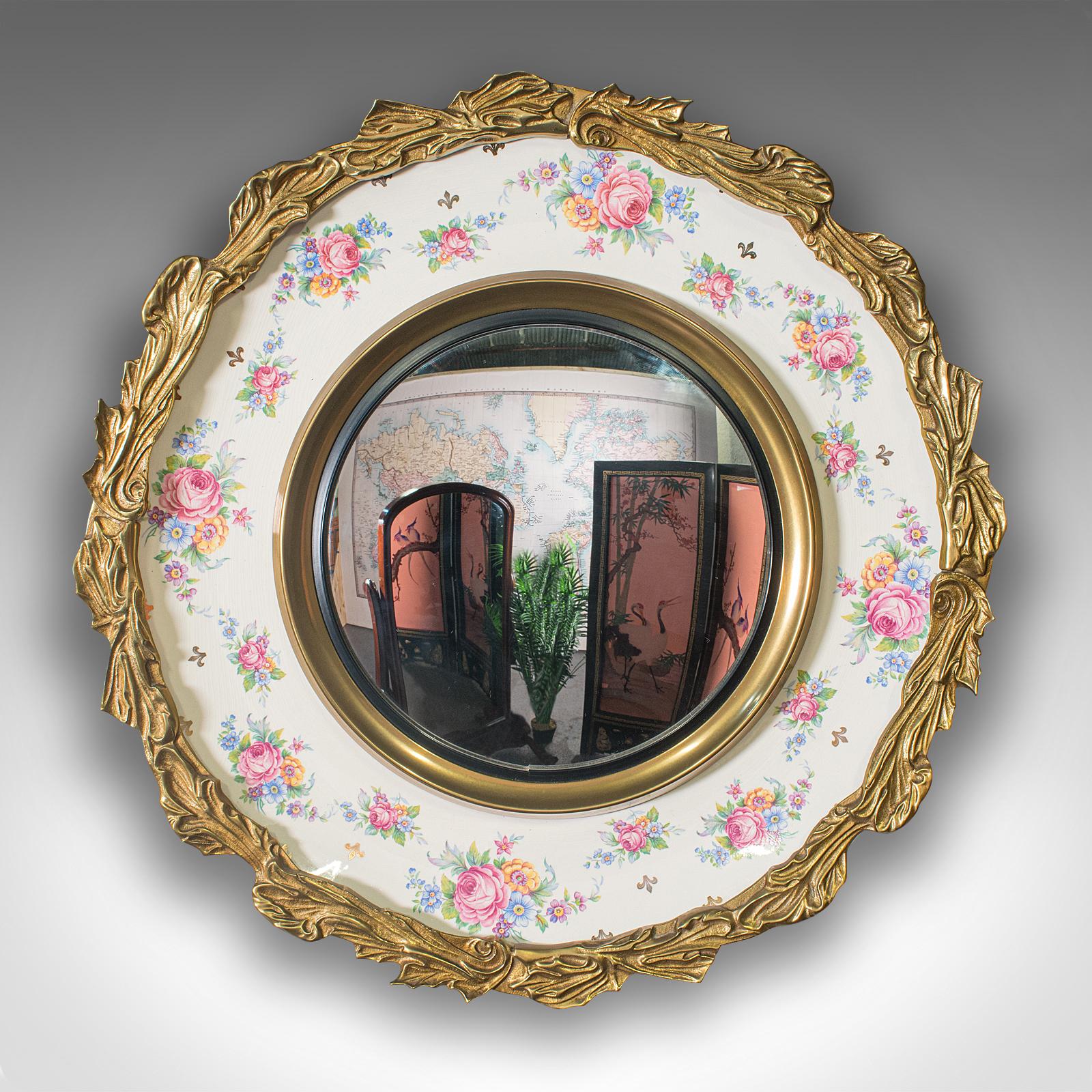 Dies ist ein konvexer Vintage-Spiegel. Ein englischer Wandspiegel aus Glas und Keramik mit italienischem Geschmack, aus dem frühen 20. Jahrhundert, um 1930.

Unverwechselbarer Spiegel mit charmantem Dekor und klassisch italienischer