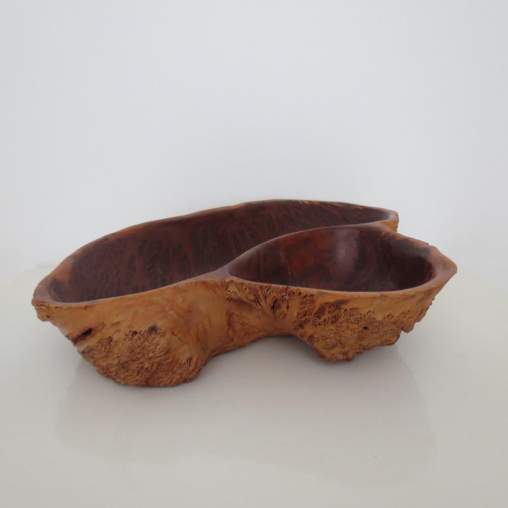 Splendida ciotola decorativa in legno lavorata a mano, realizzata in solido Coolibah Burr Wood.   Superficie lucida all'interno della ciotola e bava naturale all'esterno. 

