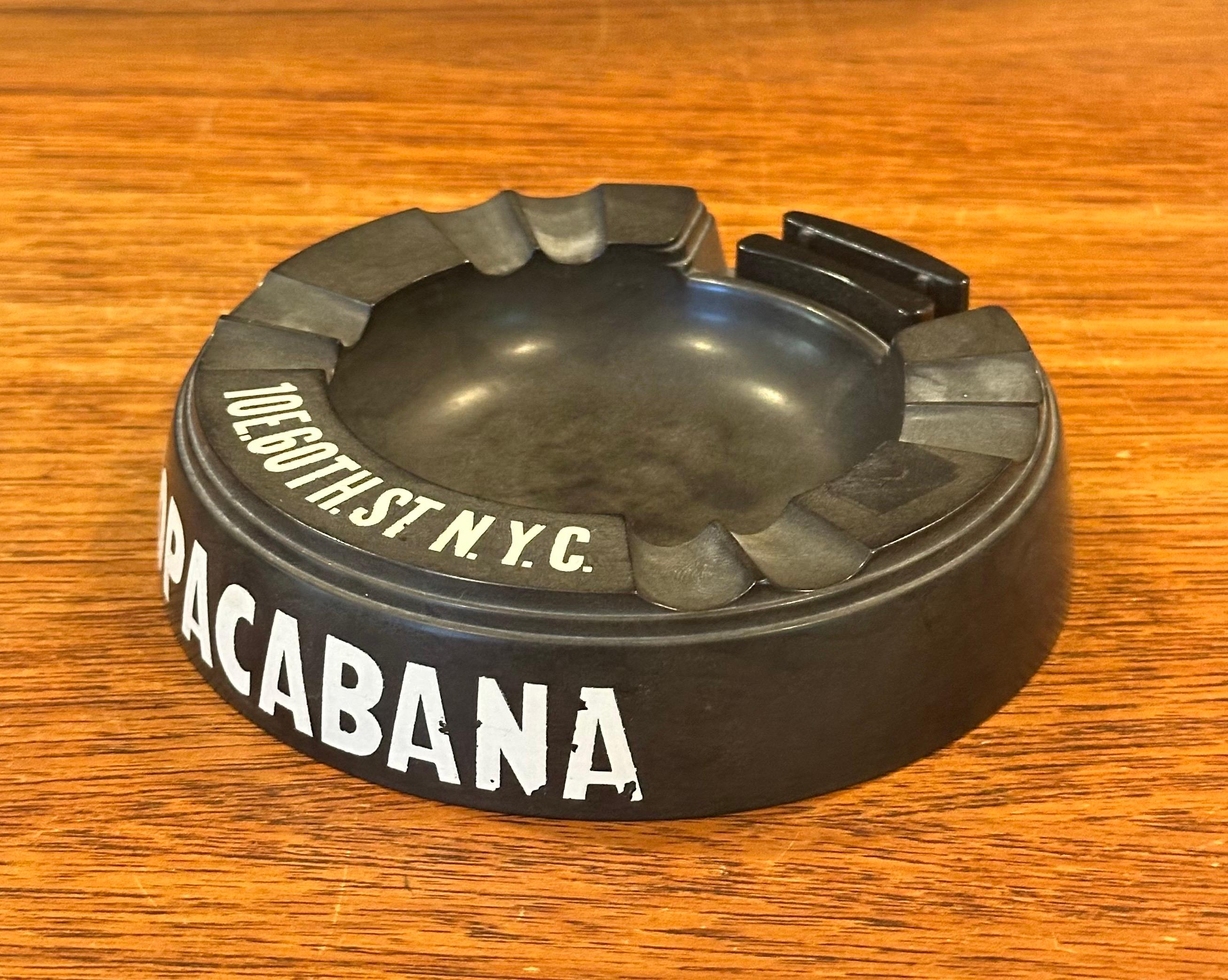 Cenicero vintage de baquelita negra 