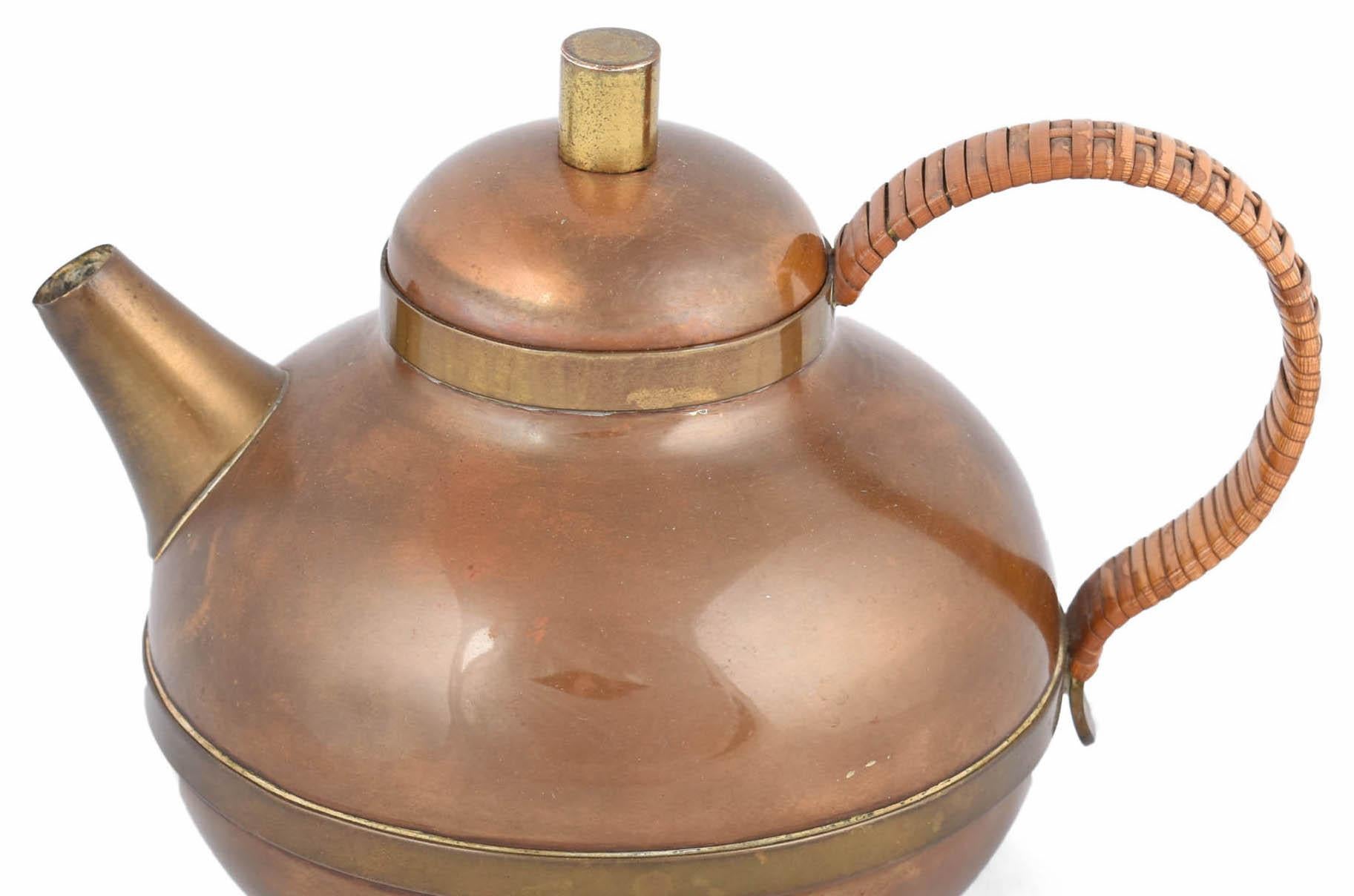 Small teapot is an original decorative object realized in the mid-20th century. 

Original copper and brass. 

Realized by Harald Buchrucker. Handmade in Germany. 

Very good conditions. 

Quality Art Deco sopper and brass teapot realized