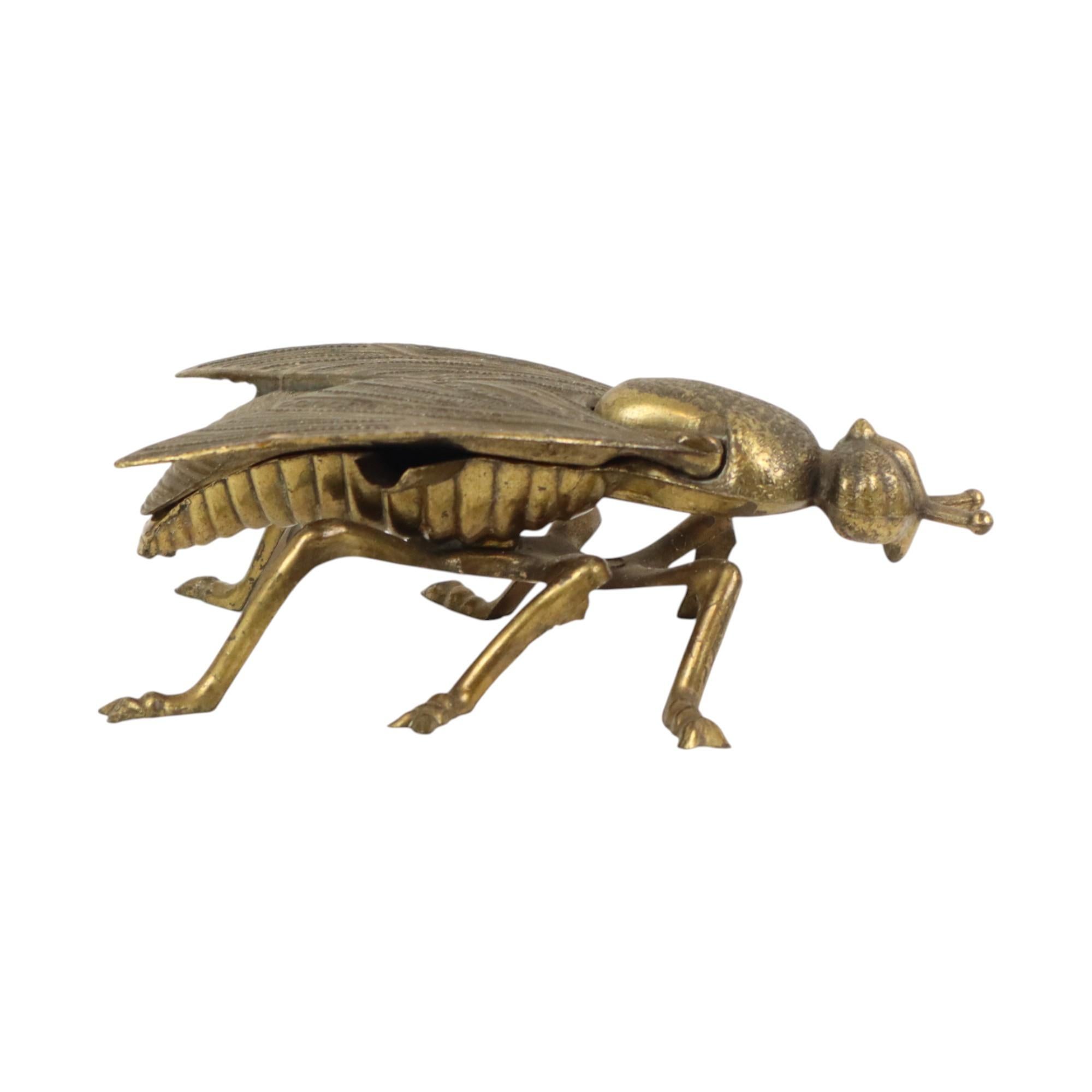 Nice vintage ashtray, figurine in the shape of a fly, made of copper-plated metal, finely detailed, marked inside 'made in Italy', 1960s.

Finely detailed item, also for the non-smoker this is a nice and decorative object. These items have a high