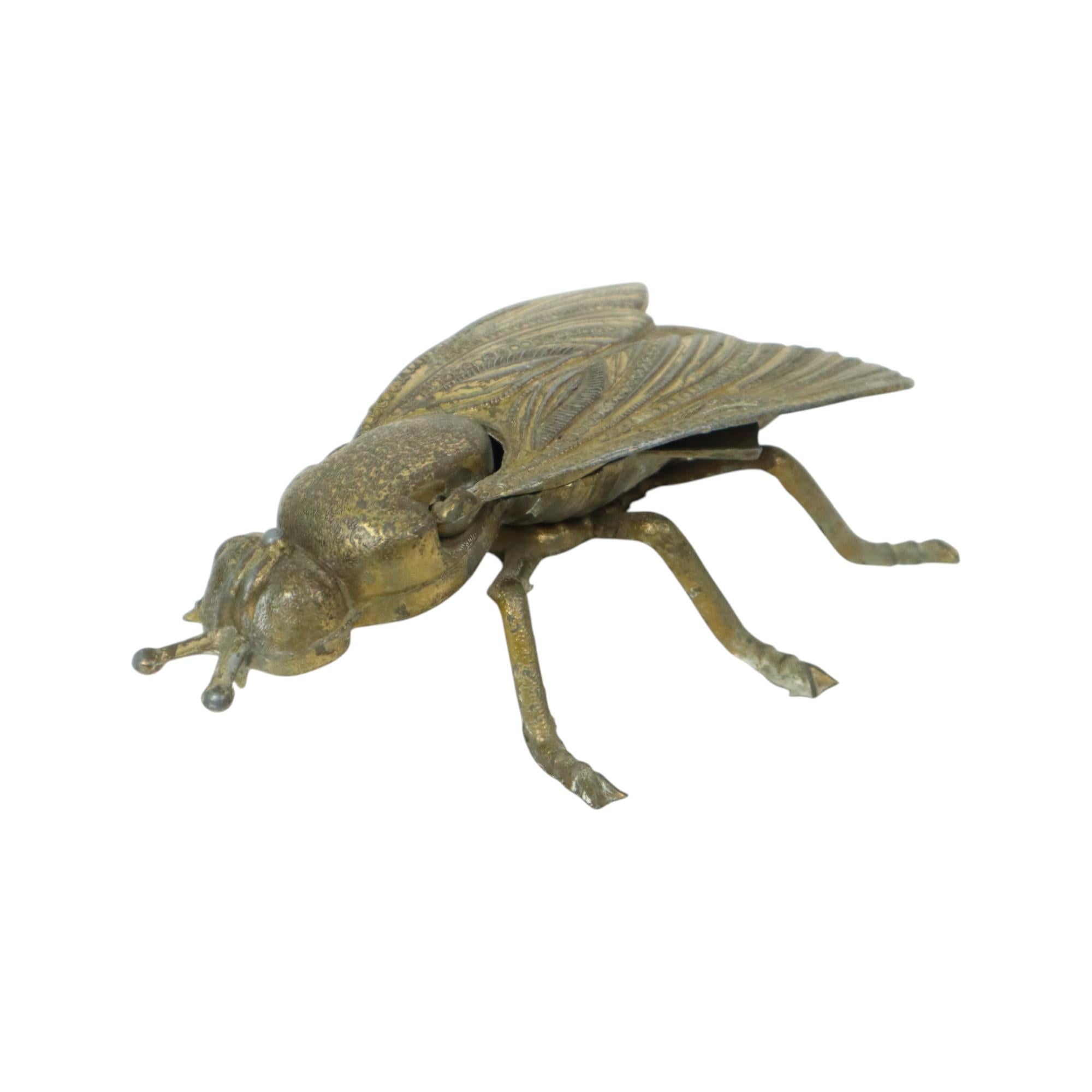 Un grazioso posacenere d'epoca, una statuetta a forma di mosca in metallo ramato, senza marchio, anni '60.

Finemente dettagliato, questo è anche un grazioso oggetto decorativo per i non fumatori. Questi oggetti sono altamente collezionabili.

In