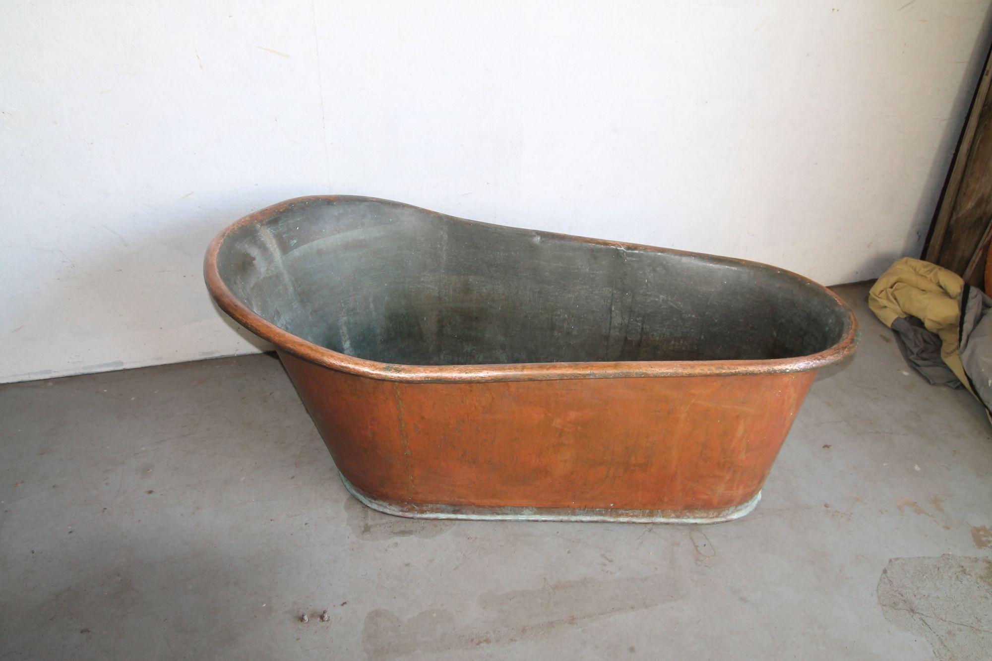 Great vintage copper bathtup.  Looks even cooler in person. Nice patina. Has one small crack at the foot of the tub that can easily be resoldered. Does not affect the tub holding water. Has a hole drilled in the bottom of the front of the tub to