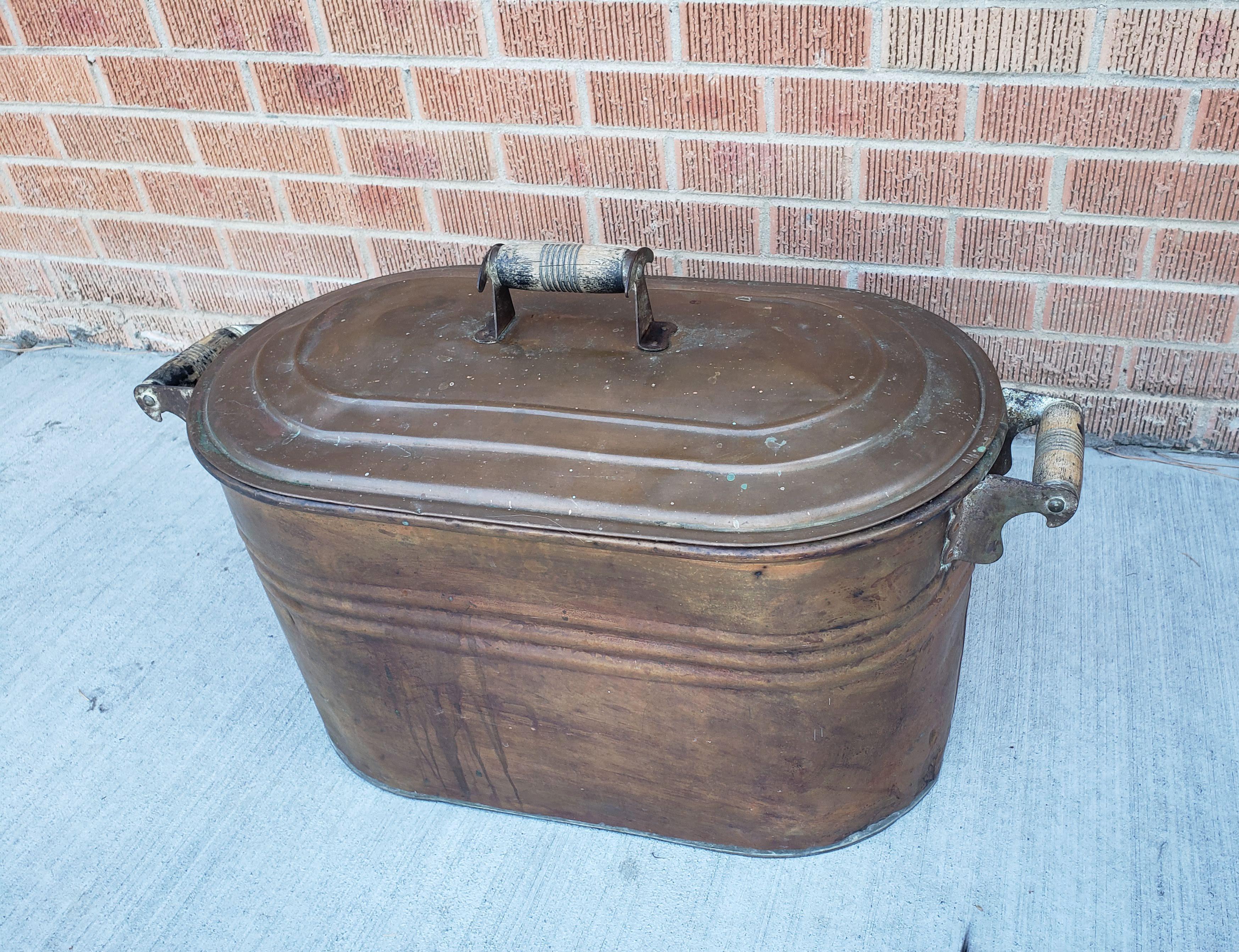Late 19th century American copper bin with lid. The bin has two copper and wood handles on the base and one on the lid. Perfect for firewood or to store blankets.

Good vintage condition, show age and signs of use.
