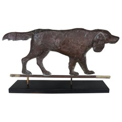 Vieille girouette chien en cuivre montée sur une base en fer et bois