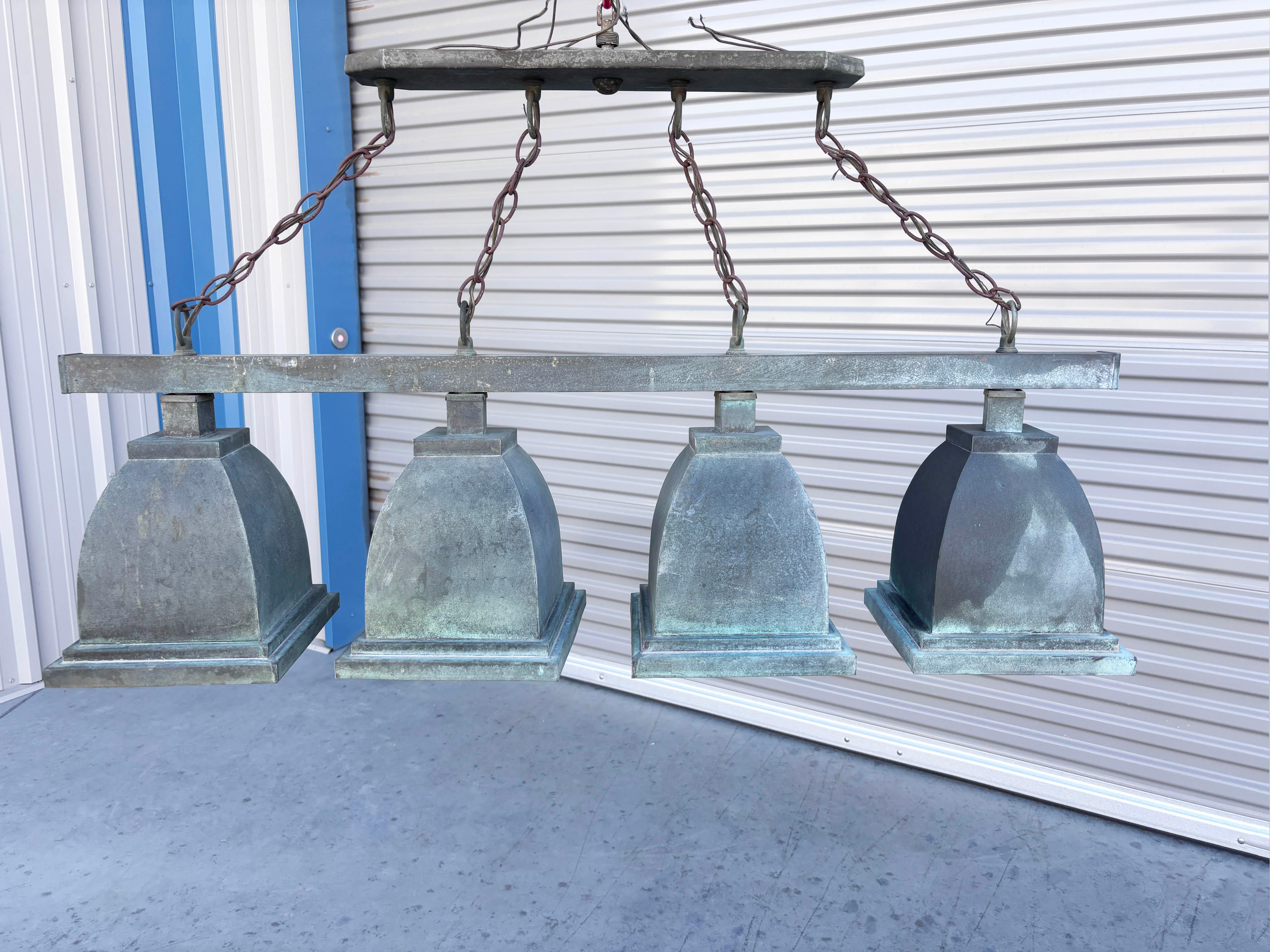 ✨ Araña industrial vintage de cobre envejecido de cuatro luces ✨

Esta impresionante lámpara de araña vintage es una mezcla magistral de artesanía industrial y diseño atemporal. Con cuatro atrevidas pantallas de cobre en forma de campana suspendidas