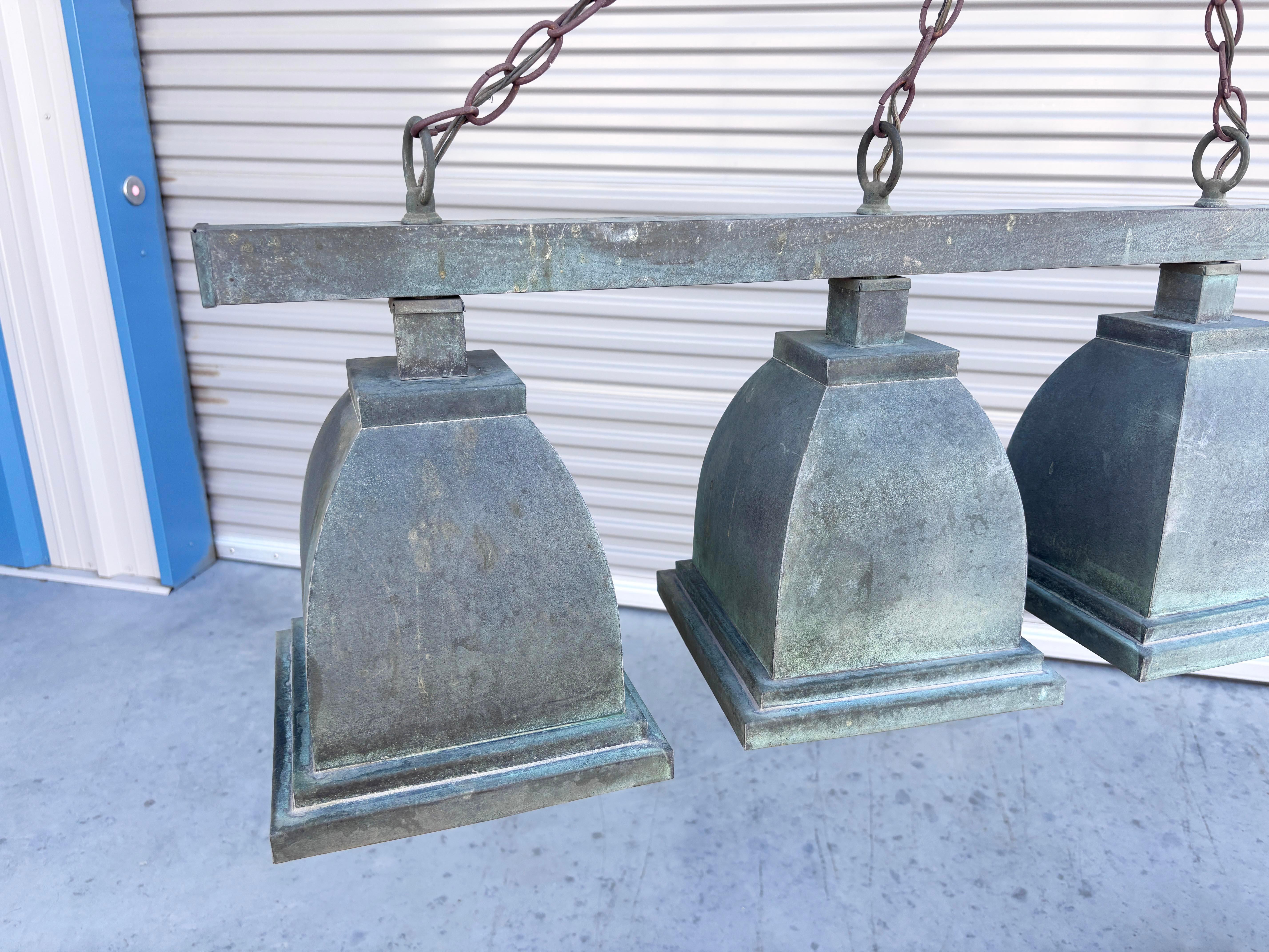 Lámpara de cobre vintage de cuatro luces Estadounidense en venta