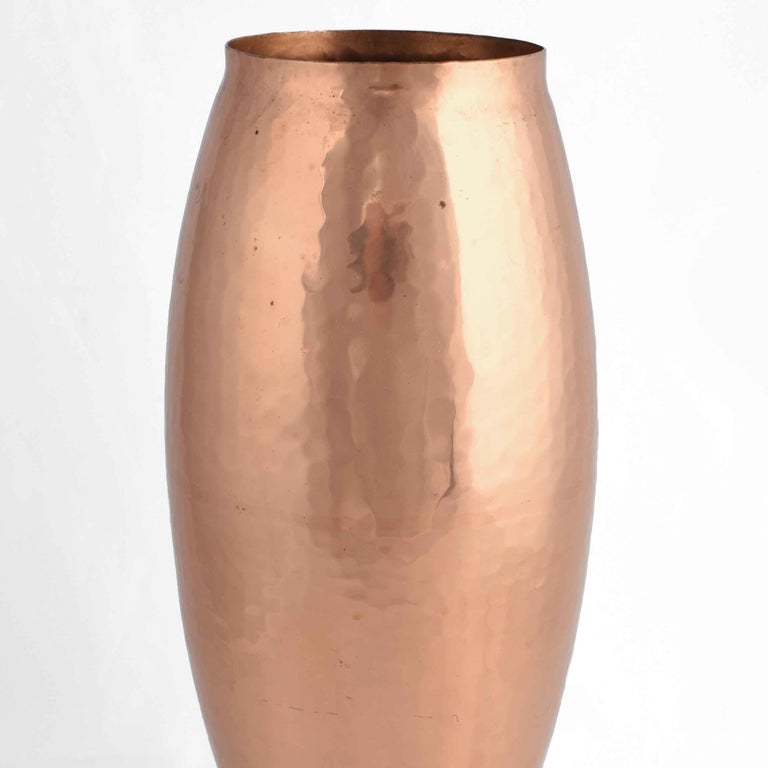 Copper high vase is an original decorative object realized by Eugen Zint between the 1950s and the 1960s. 

Made in Germany.

Original copper. 

Very good conditions. 

Elegant copper vase realized in copper. On a flared round base there is