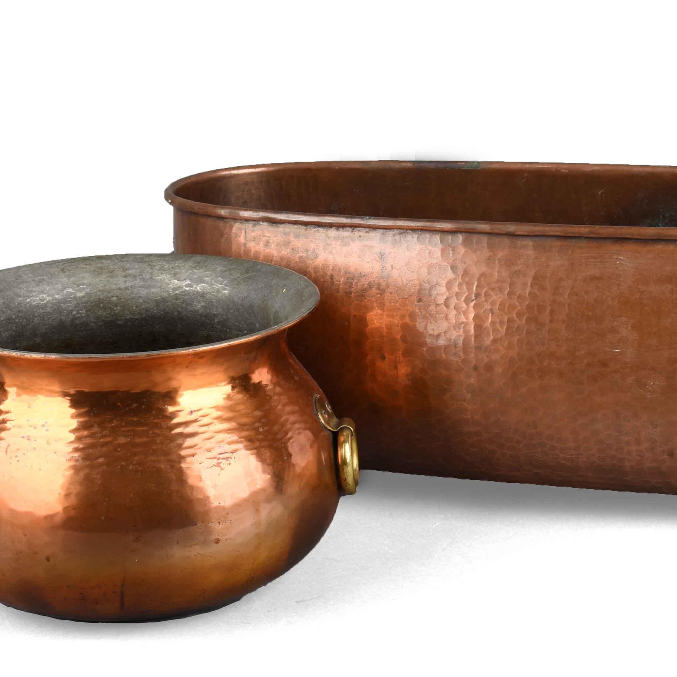 Jardinière and pot is an original decorative object realized between the 1940s and the 1950s.

Original copper pieces. 

The set includes a copper jardinière (19 x 54 cm) and a copper pot (17 x 23 cm).

Created by Eugen Zint. Made in Germany.